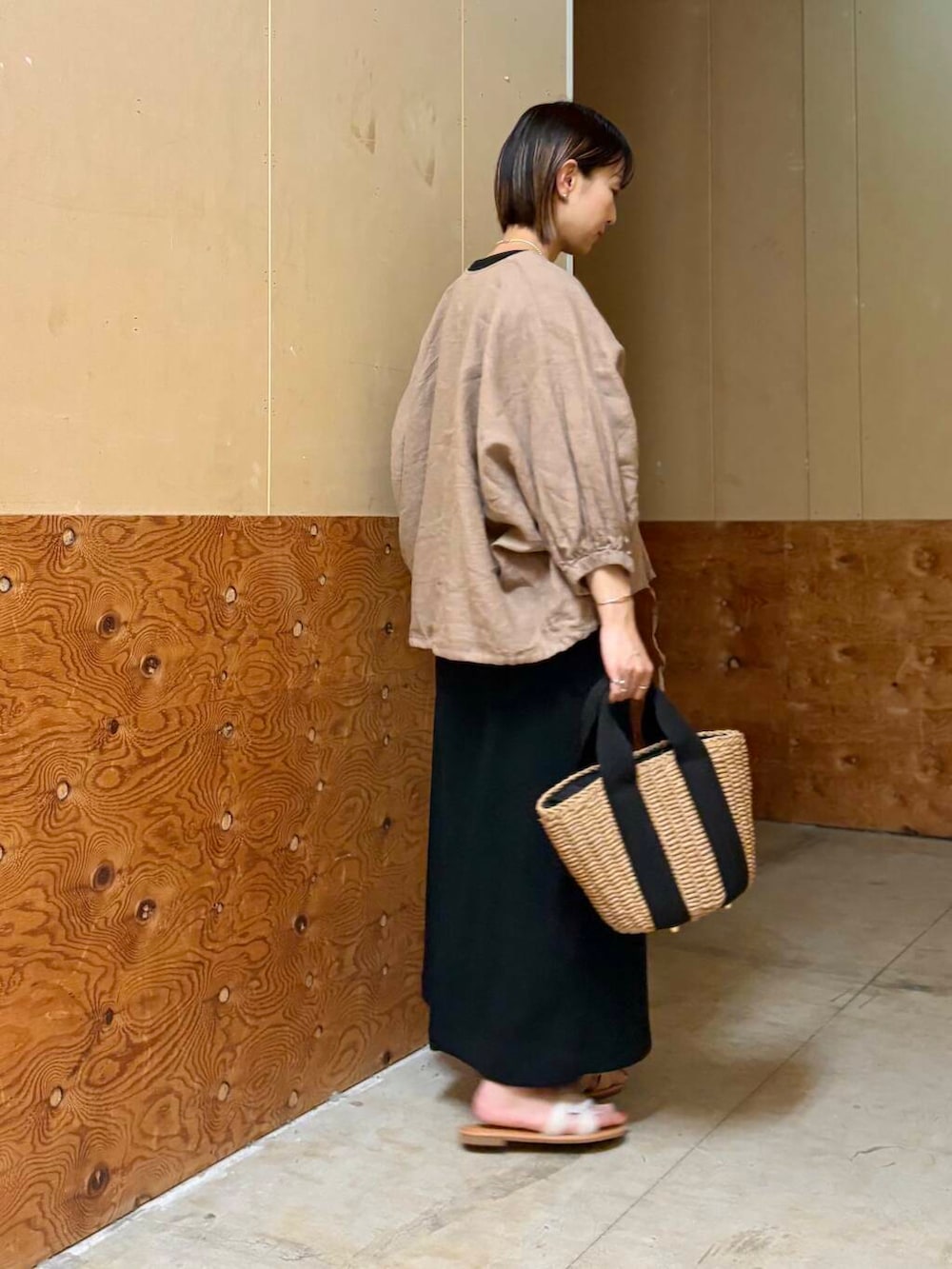 「シンプル、ワンピース、大人カジュアル、カジュアル、urbanresearchdoors、ママコーデ、きれいめカジュアル、カジュアルコーデ、ブラウス、低身長、アーバンリサーチドアーズ、リネン、newarrival、doors、ドアーズ」｜「RODE SKOのナチュラルカゴバッグ（ハンドバッグ、ベージュ系）」を使った、imari さん（レディース・156cm）の春コーディネートの5枚目の写真