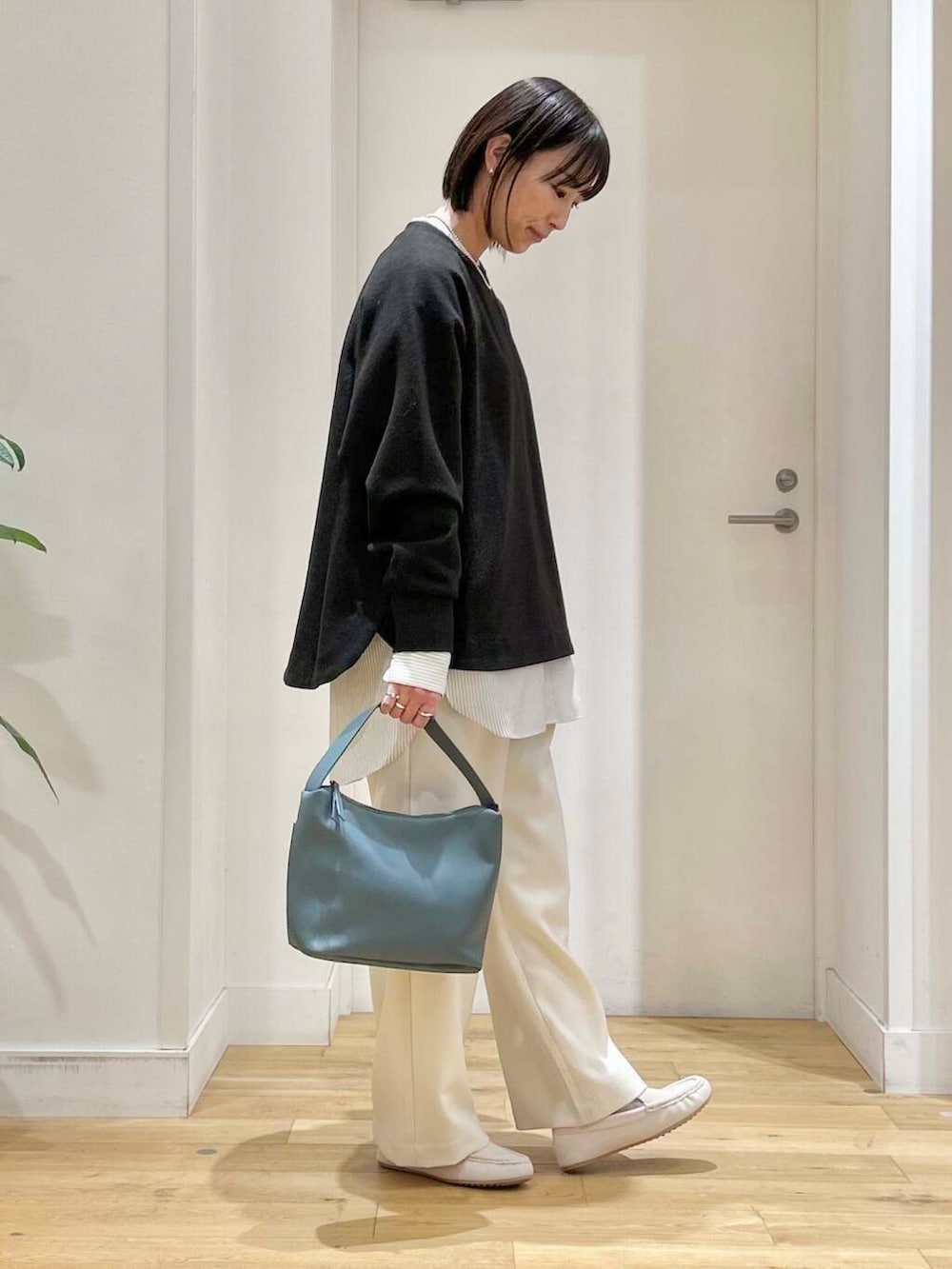 ブルー系のショルダーバッグ、その他のシャツ/ブラウス、ホワイト系のその他パンツを着用したレディースの冬コーディネートの4枚目の写真