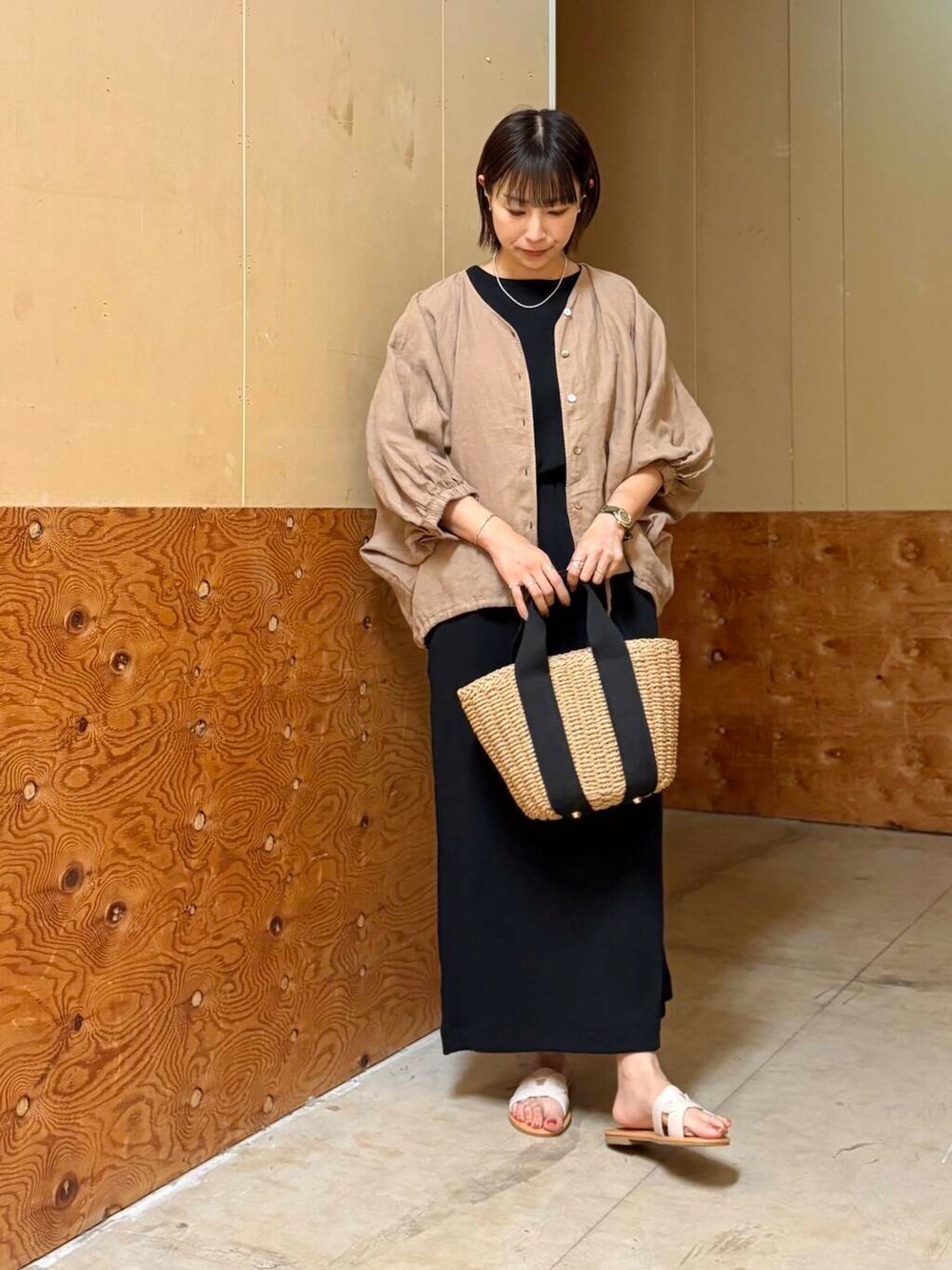 「シンプル、ワンピース、大人カジュアル、カジュアル、urbanresearchdoors、ママコーデ、きれいめカジュアル、カジュアルコーデ、ブラウス、低身長、アーバンリサーチドアーズ、リネン、newarrival、doors、ドアーズ」｜「RODE SKOのナチュラルカゴバッグ（ハンドバッグ、ベージュ系）」を使った、imari さん（レディース・156cm）の春コーディネートの2枚目の写真