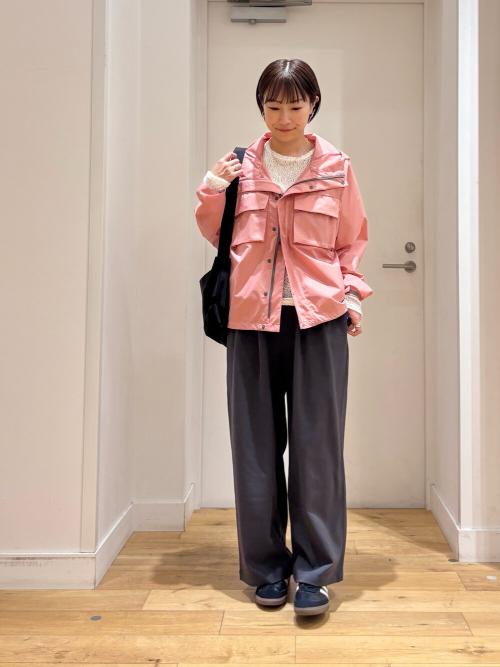 ピンク系のナイロンジャケット、ホワイト系のTシャツ/カットソー、グレー系のその他パンツを着用したレディースの春コーディネートの3枚目の写真