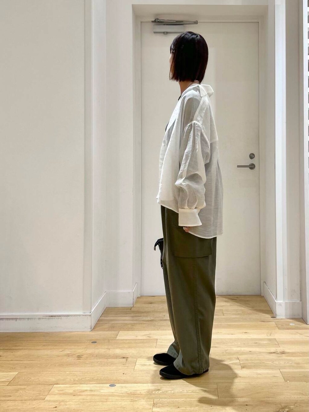 ブラック系のその他シューズ、ブラック系のショルダーバッグ、グリーン系のカーゴパンツを着用したレディースの夏コーディネートの4枚目の写真