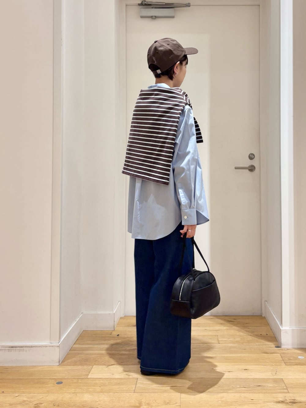 ブルー系のシャツ/ブラウス、ブルー系のTシャツ/カットソー、ブルー系のデニムパンツを着用したレディースの春コーディネートの7枚目の写真