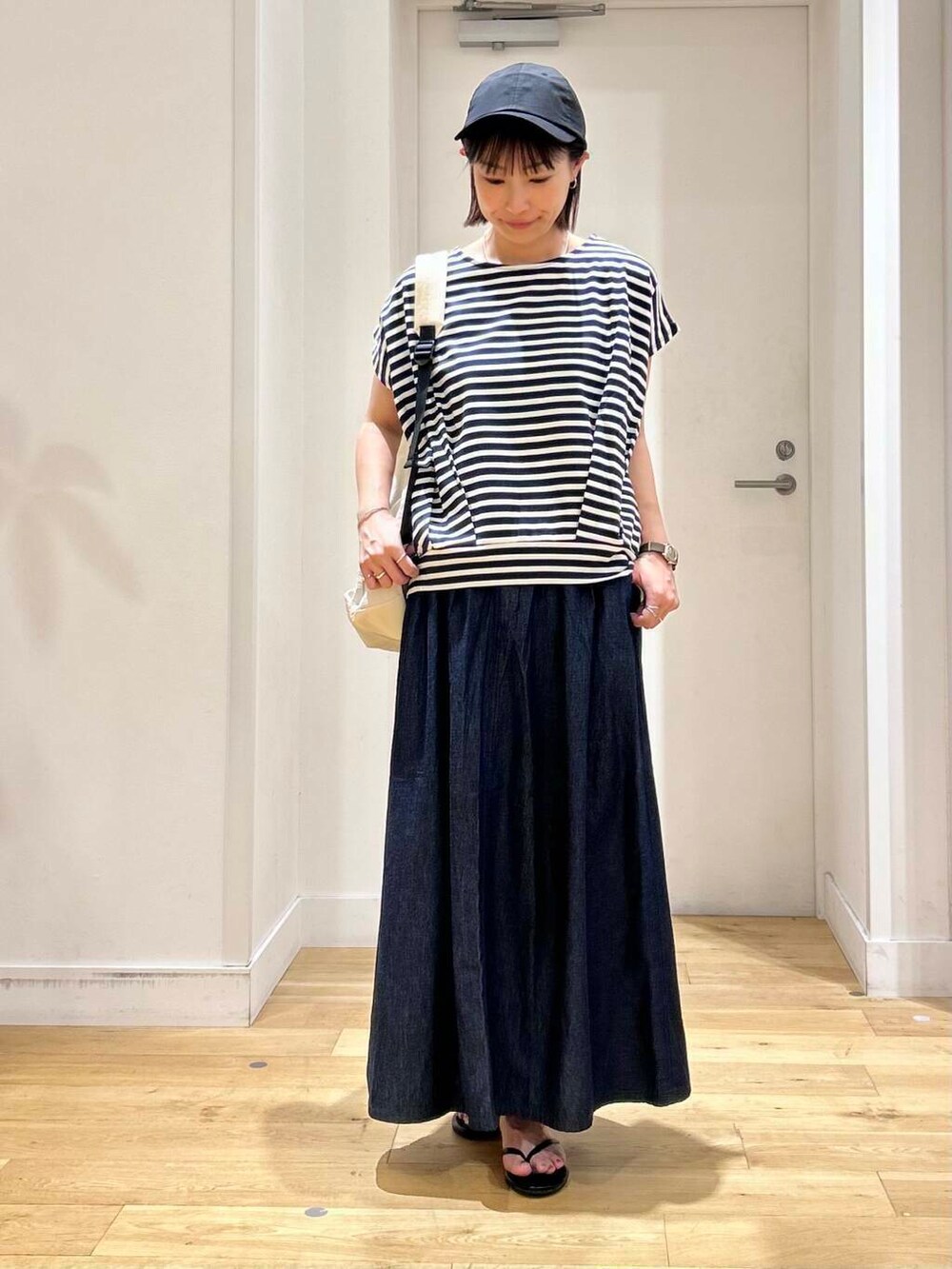 ブラック系のサンダル、ブルー系のTシャツ/カットソー、ブルー系のスカートを着用したレディースの夏コーディネートの3枚目の写真