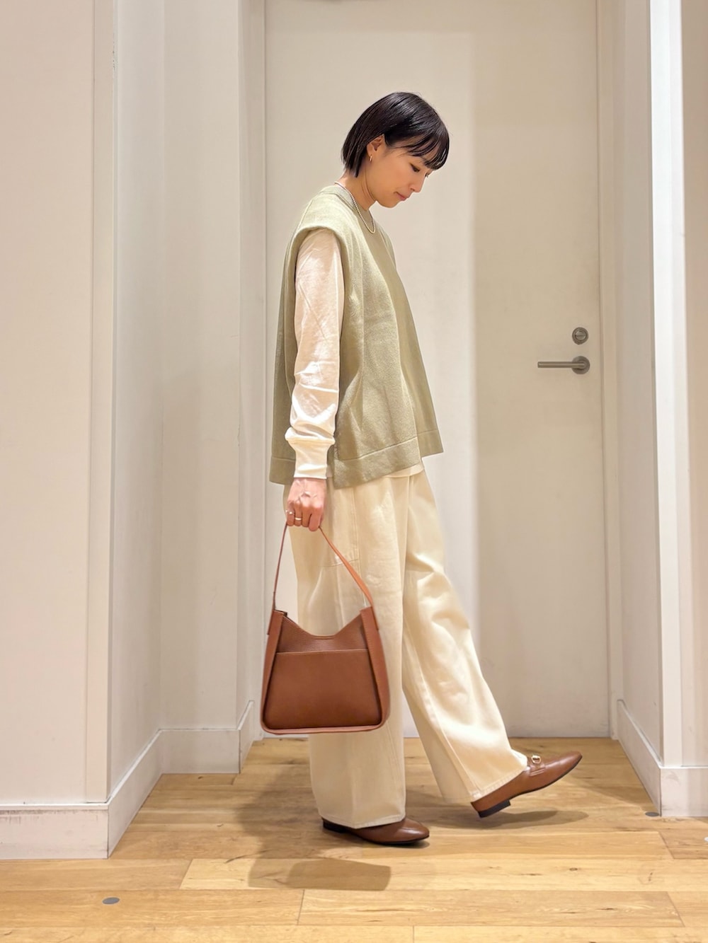 ホワイト系のTシャツ/カットソー、ブラウン系のハンドバッグを着用したレディースの夏コーディネートの4枚目の写真