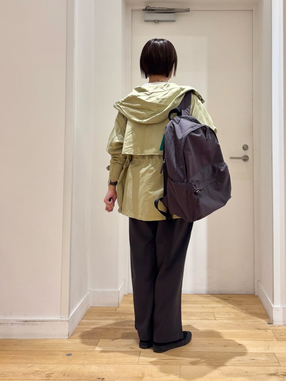 グレー系のその他パンツ、グレー系のバックパック/リュック、ベージュ系のスウェットを着用したレディースの春コーディネートの5枚目の写真