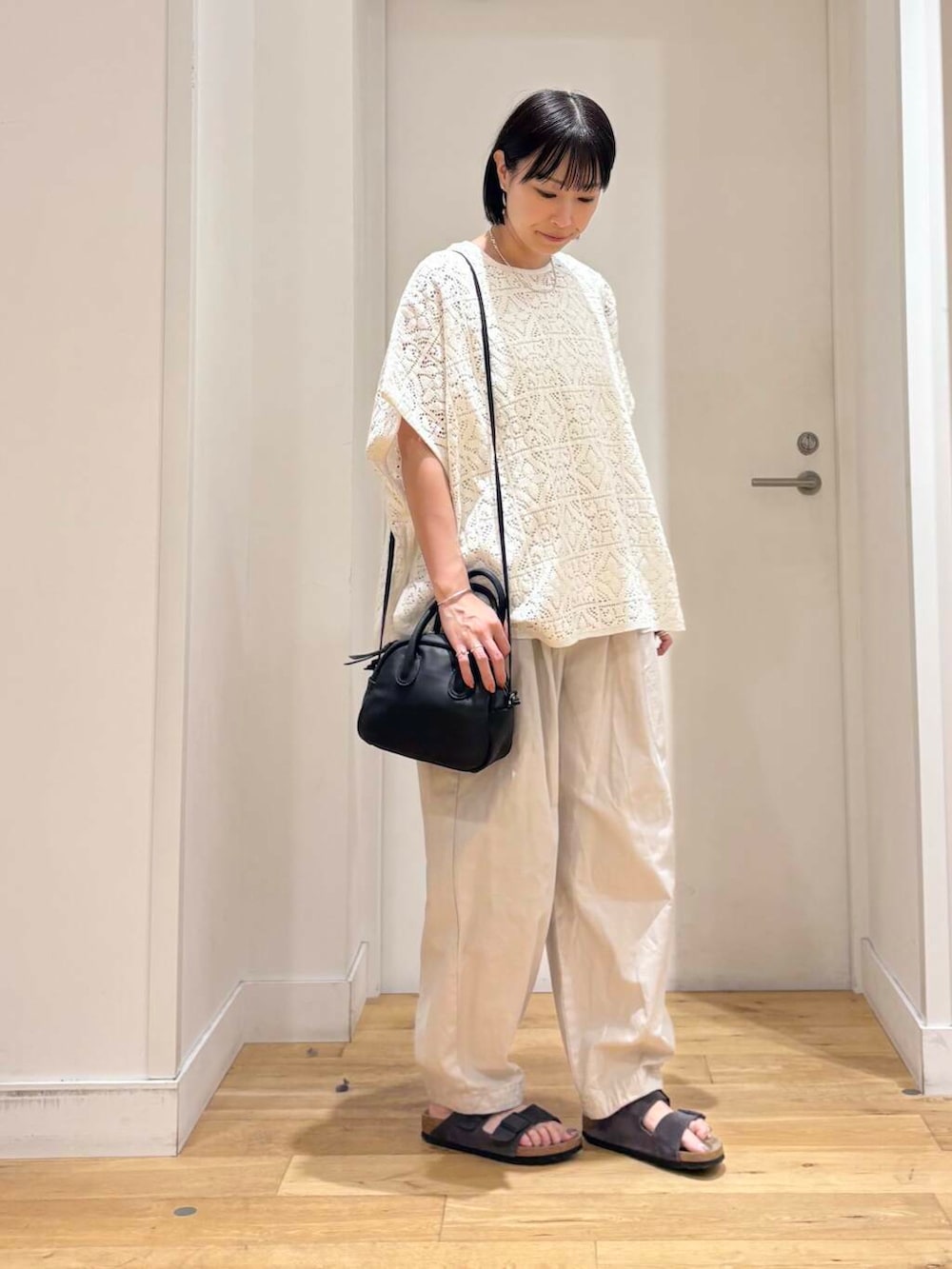 グレー系のその他パンツ、グレー系のサンダル、ホワイト系のTシャツ/カットソーを着用したレディースの夏コーディネートの4枚目の写真