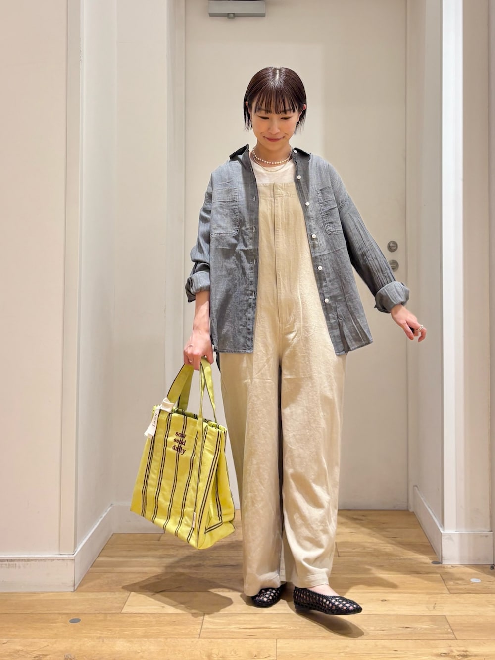 ブラック系のシャツ/ブラウス、ホワイト系のTシャツ/カットソー、ブラック系のサンダルを着用したレディースの春コーディネートの2枚目の写真