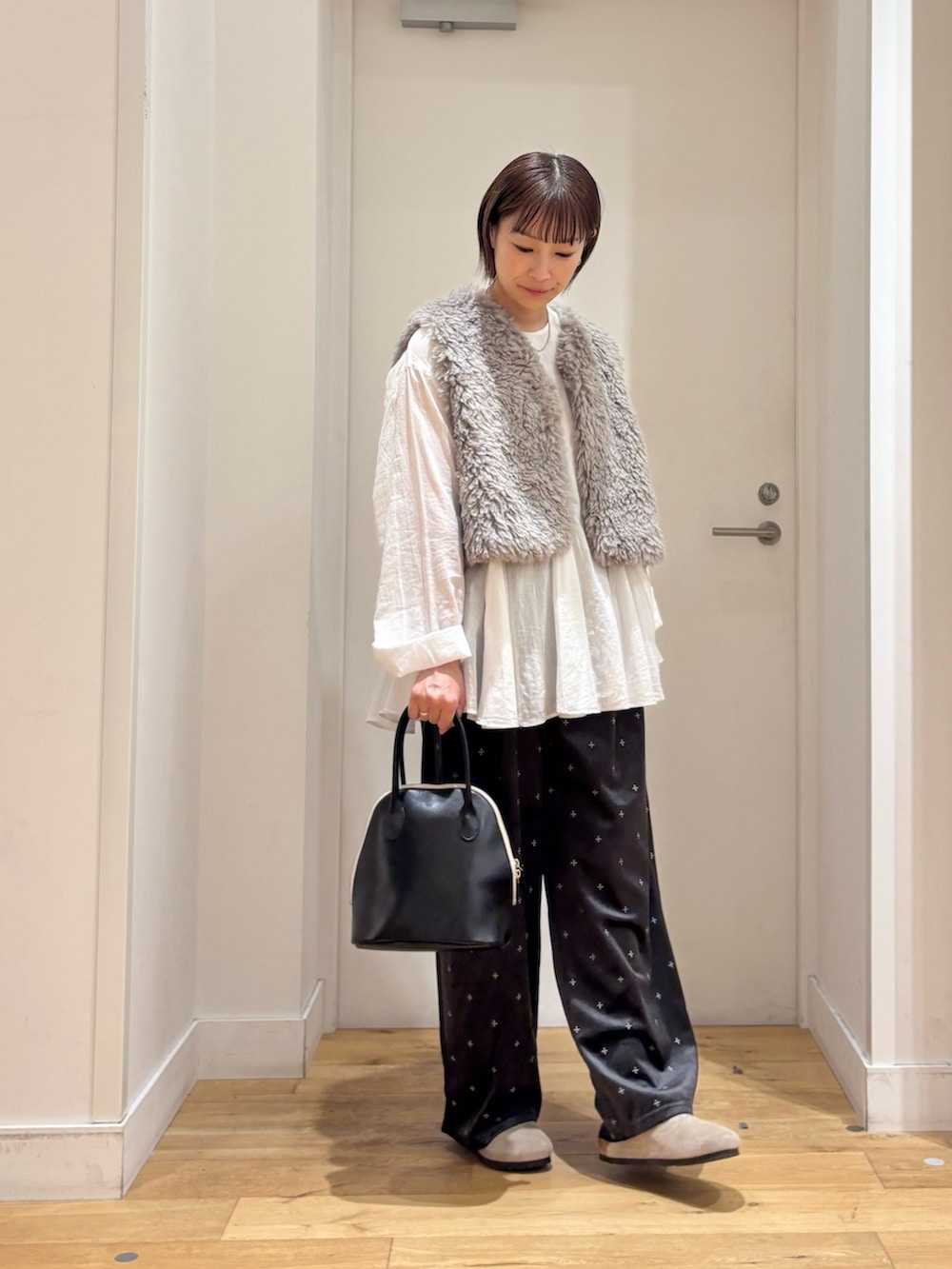 ホワイト系のシャツ/ブラウス、ブラック系のハンドバッグ、ベージュ系のその他シューズを着用したレディースの秋コーディネートの5枚目の写真
