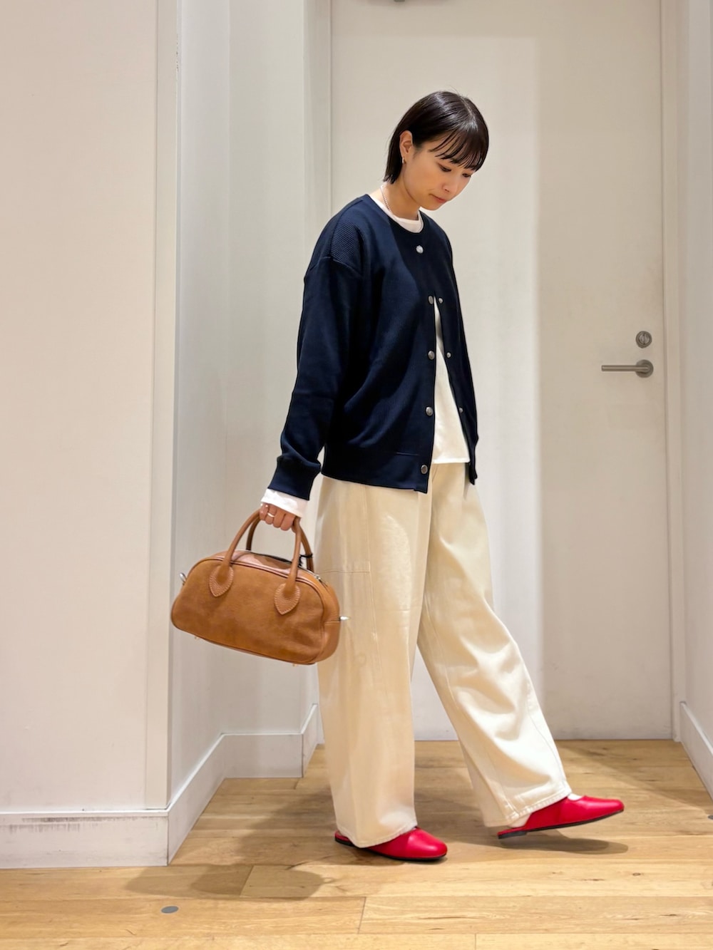 ブルー系のカーディガン/ボレロ、ホワイト系のシャツ/ブラウス、ホワイト系のその他パンツを着用したレディースの秋コーディネートの4枚目の写真