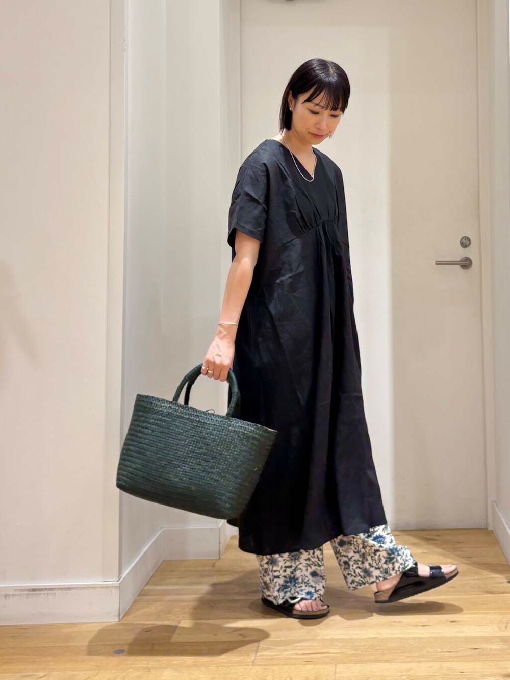 グリーン系のトートバッグ、ブルー系のその他パンツ、ブラック系のワンピースを着用したレディースの夏コーディネートの4枚目の写真