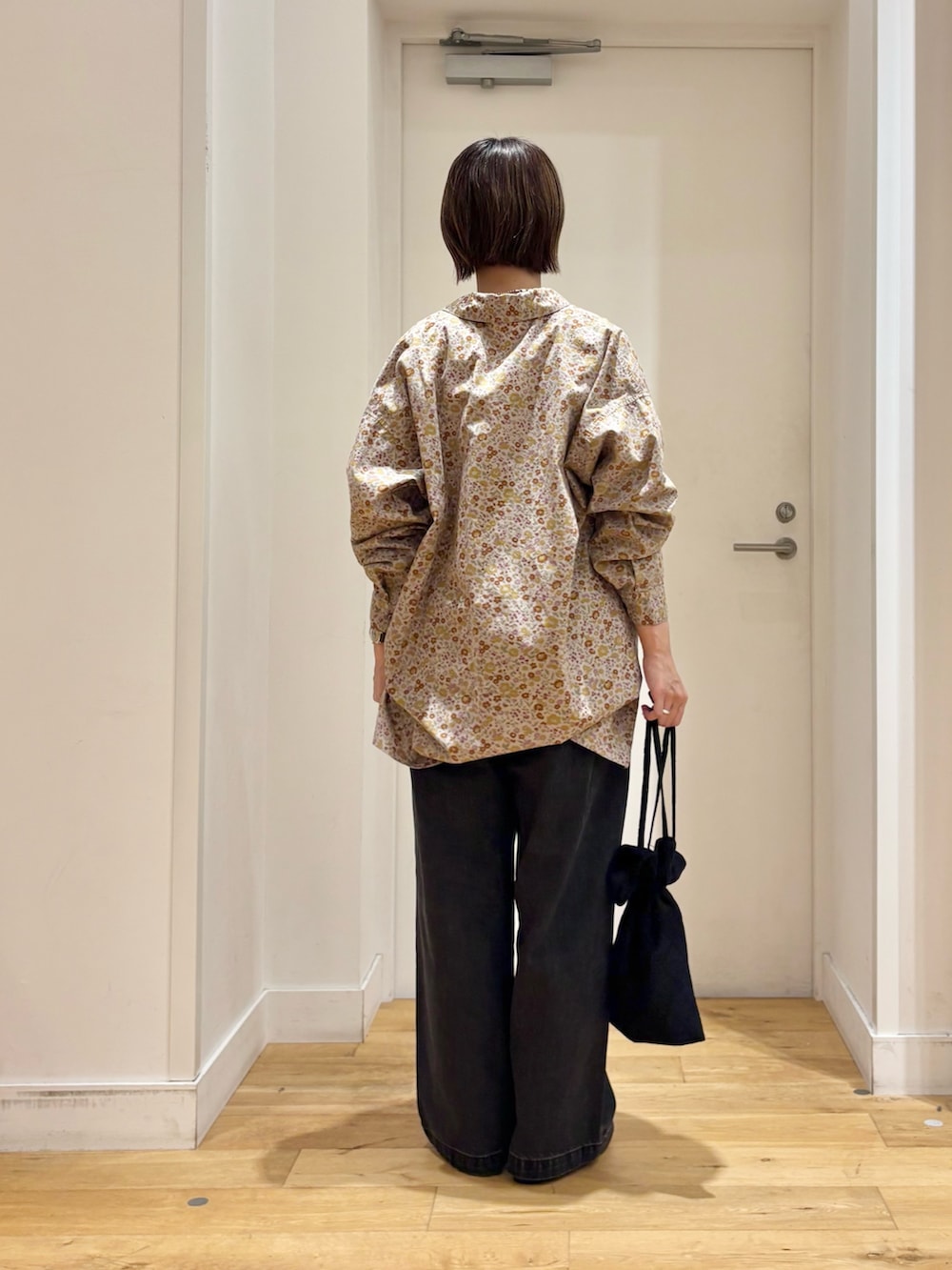 ピンク系のシャツ/ブラウス、ホワイト系のタンクトップ、ブラック系のデニムパンツを着用したレディースの秋コーディネートの5枚目の写真
