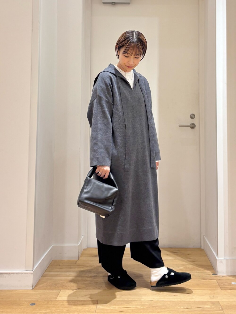 グレー系のワンピース、ホワイト系のシャツ/ブラウス、ブラック系のその他パンツを着用したレディースの秋コーディネートの6枚目の写真