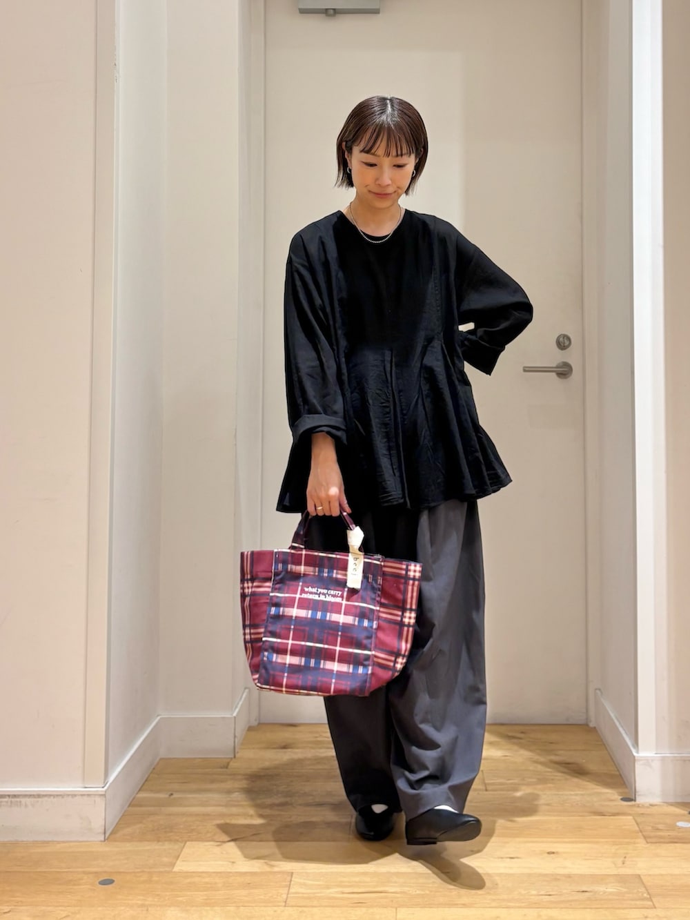 ブラック系のシャツ/ブラウス、グレー系のその他パンツ、ブラック系のパンプスを着用したレディースの秋コーディネートの4枚目の写真