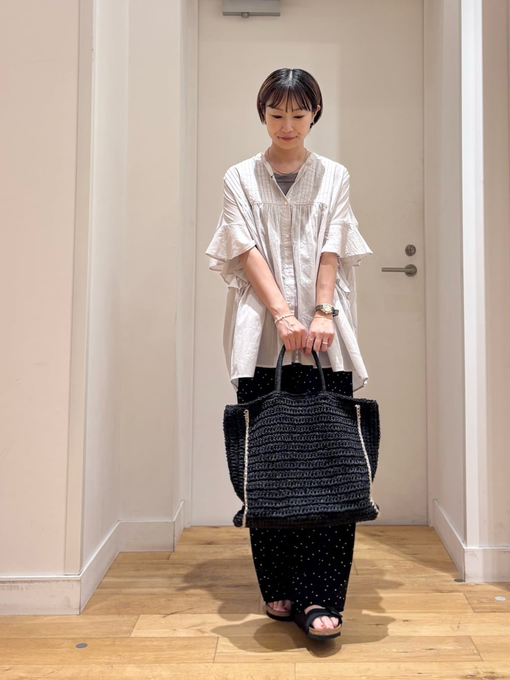 グレー系のシャツ/ブラウス、ブラック系のその他パンツ、ブラック系のトートバッグを着用したレディースの夏コーディネートの4枚目の写真