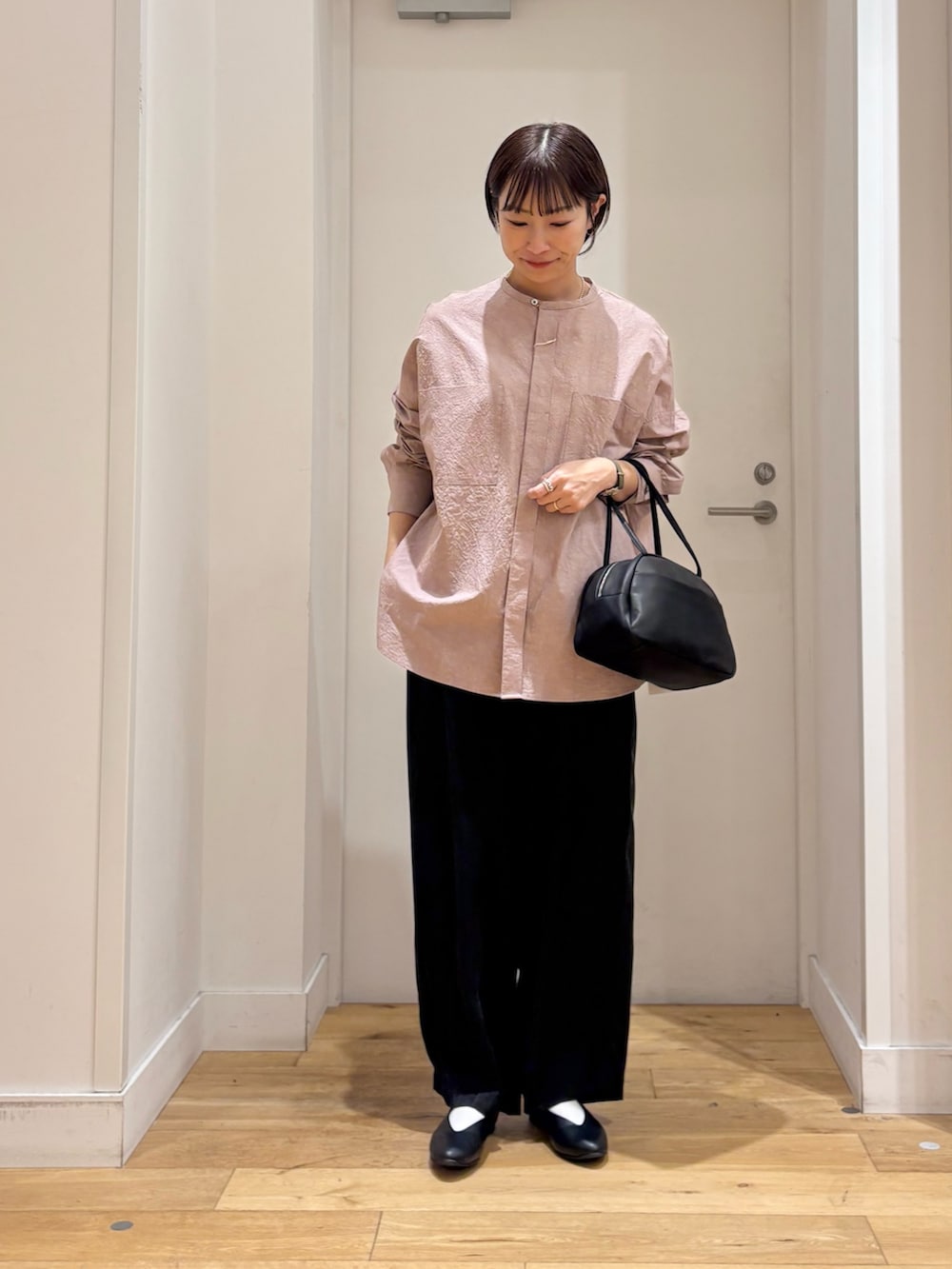 ピンク系のシャツ/ブラウス、ブラック系のその他パンツ、ブラック系のボストンバッグを着用したレディースの冬コーディネートの4枚目の写真