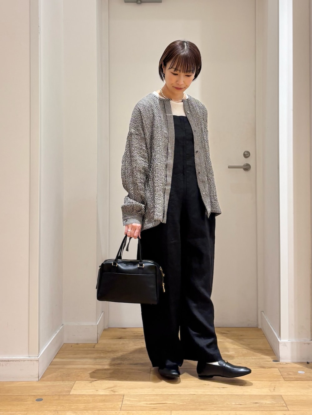 ブラック系のシャツ/ブラウス、ブラック系のその他パンツ、ブラック系のボストンバッグを着用したレディースの春コーディネートの4枚目の写真