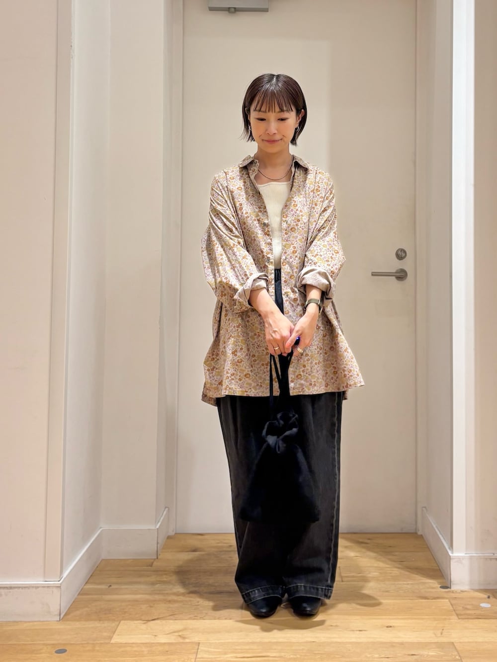 ピンク系のシャツ/ブラウス、ホワイト系のタンクトップ、ブラック系のデニムパンツを着用したレディースの秋コーディネートの2枚目の写真