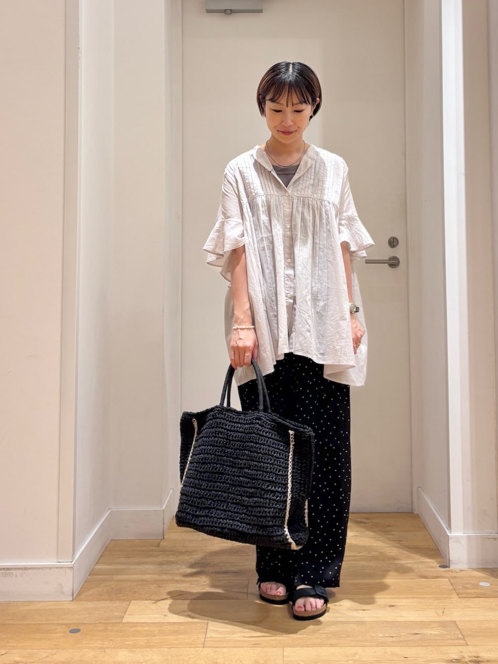 グレー系のシャツ/ブラウス、ブラック系のその他パンツ、ブラック系のトートバッグを着用したレディースの夏コーディネートの2枚目の写真