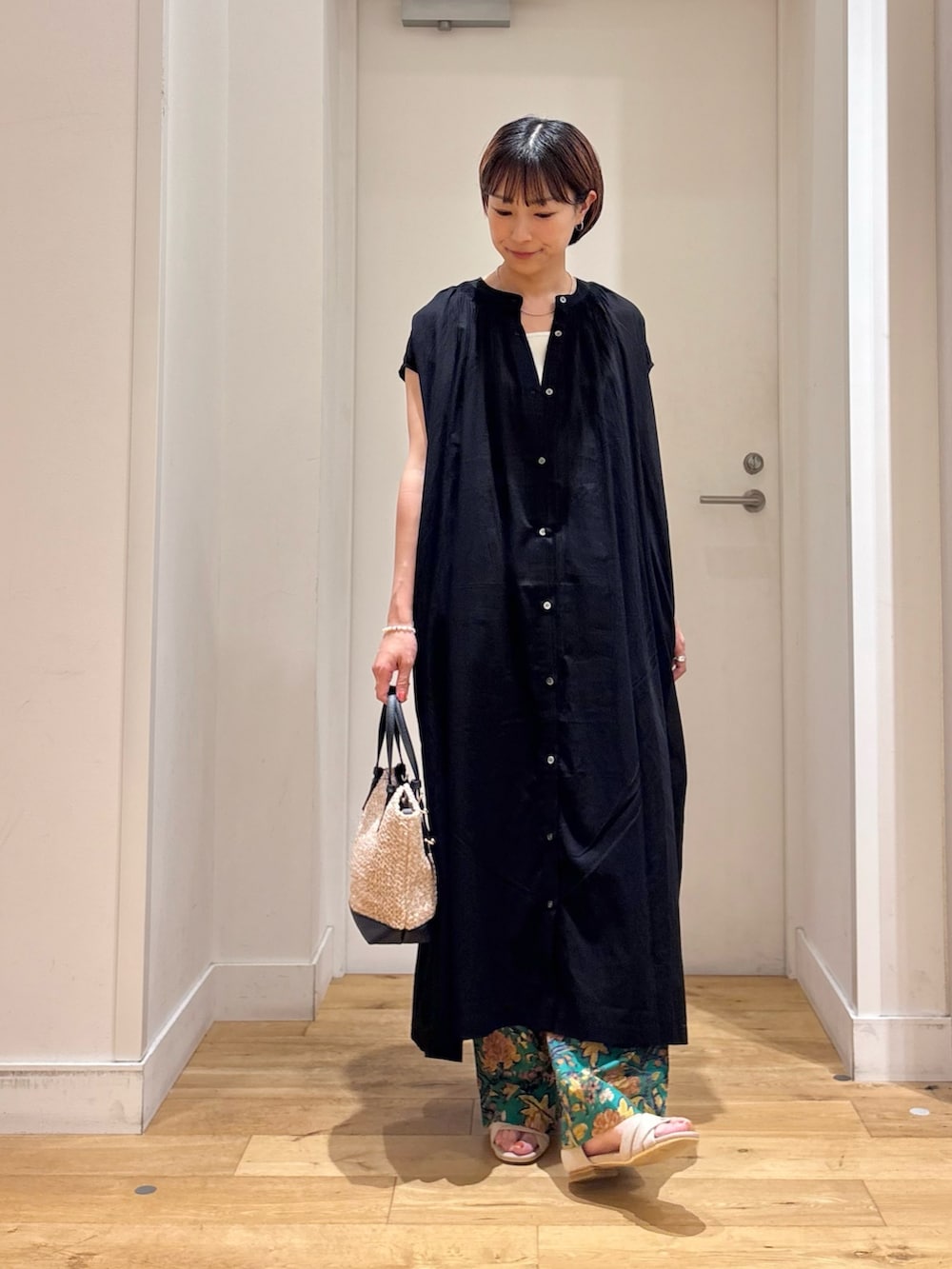 ブラック系のワンピース、ホワイト系のタンクトップ、グリーン系のその他パンツを着用したレディースの夏コーディネートの4枚目の写真