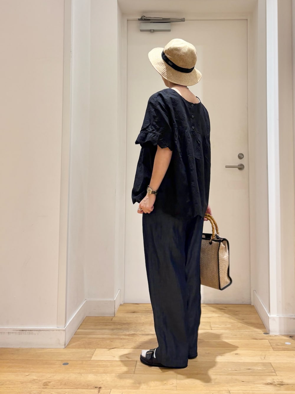 ブラック系のシャツ/ブラウス、ブルー系のデニムパンツ、ブラック系のショルダーバッグを着用したレディースの夏コーディネートの6枚目の写真