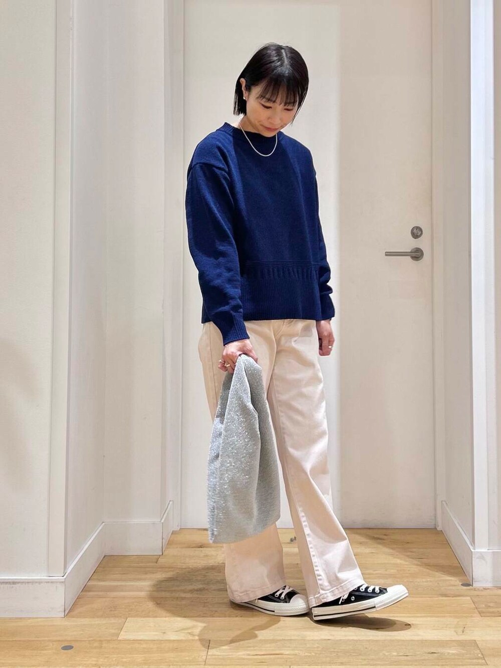 シルバー系のトートバッグ、ブルー系のニット/セーター、ピンク系のその他パンツを着用したレディースの冬コーディネートの3枚目の写真