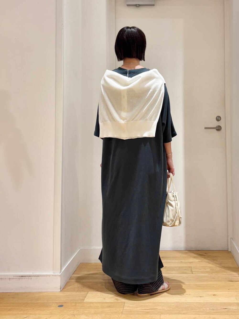 ホワイト系のサンダル、ホワイト系のカーディガン/ボレロ、グレー系のその他パンツを着用したレディースの夏コーディネートの4枚目の写真