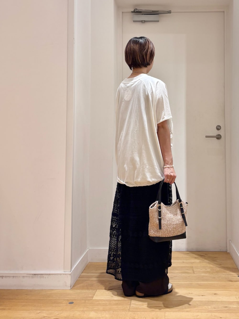 ホワイト系のTシャツ/カットソー、ブラック系のショルダーバッグ、ブラック系のワンピースを着用したレディースの夏コーディネートの5枚目の写真