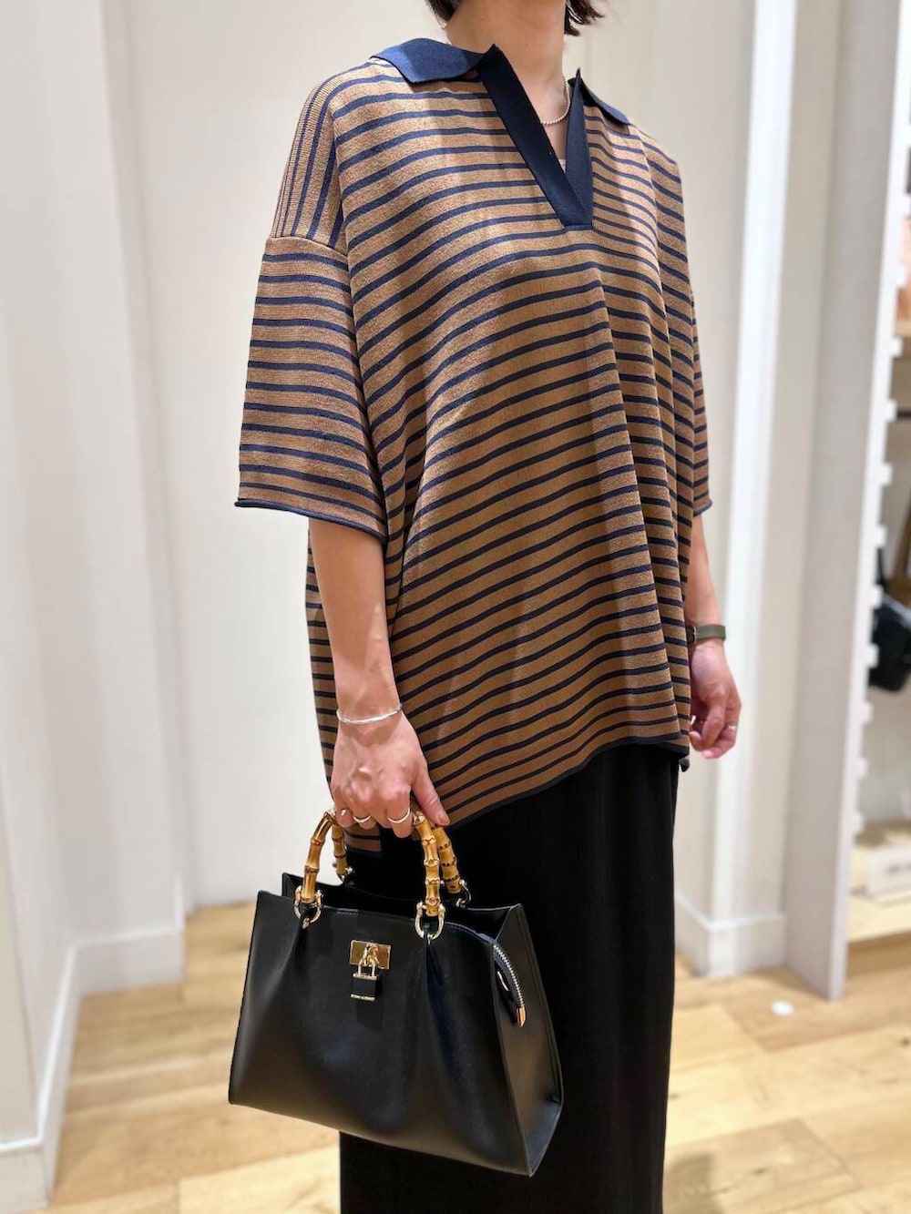 ブラック系のその他シューズ、ブラック系のスカート、ブラック系のハンドバッグを着用したレディースの夏コーディネートの5枚目の写真