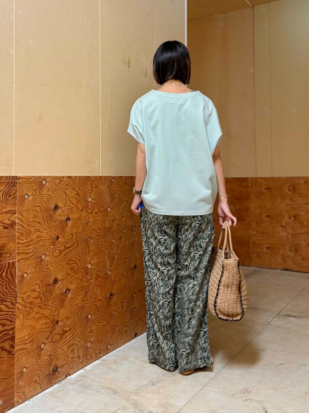 imari さんの「ペーパートートバッグ（URBAN RESEARCH DOORS）」を使ったコーディネートの6枚目の写真