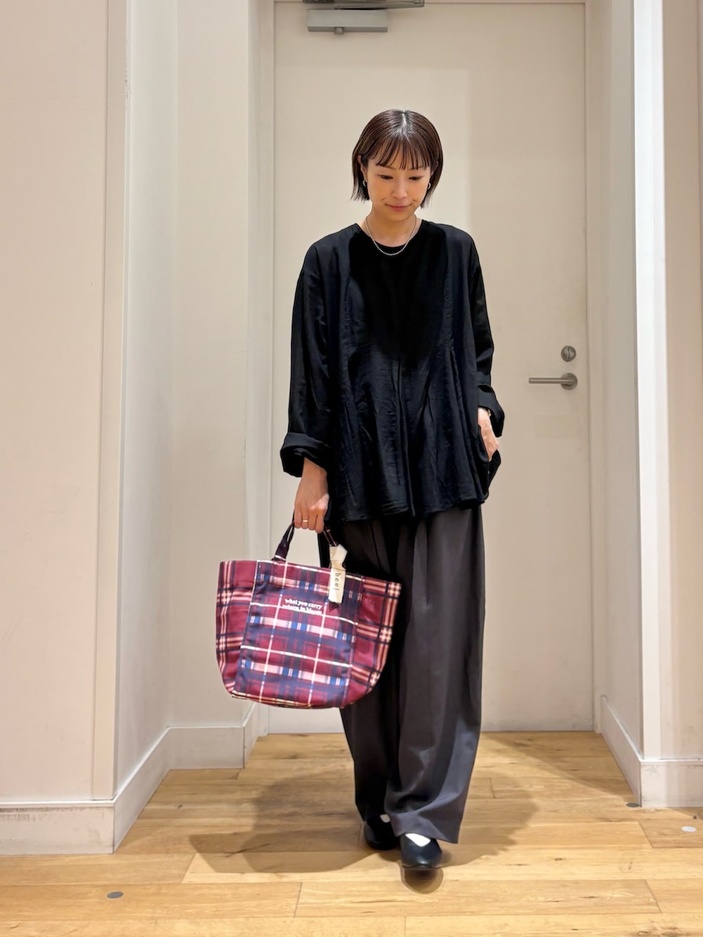 ブラック系のシャツ/ブラウス、グレー系のその他パンツ、ブラック系のパンプスを着用したレディースの秋コーディネートの2枚目の写真
