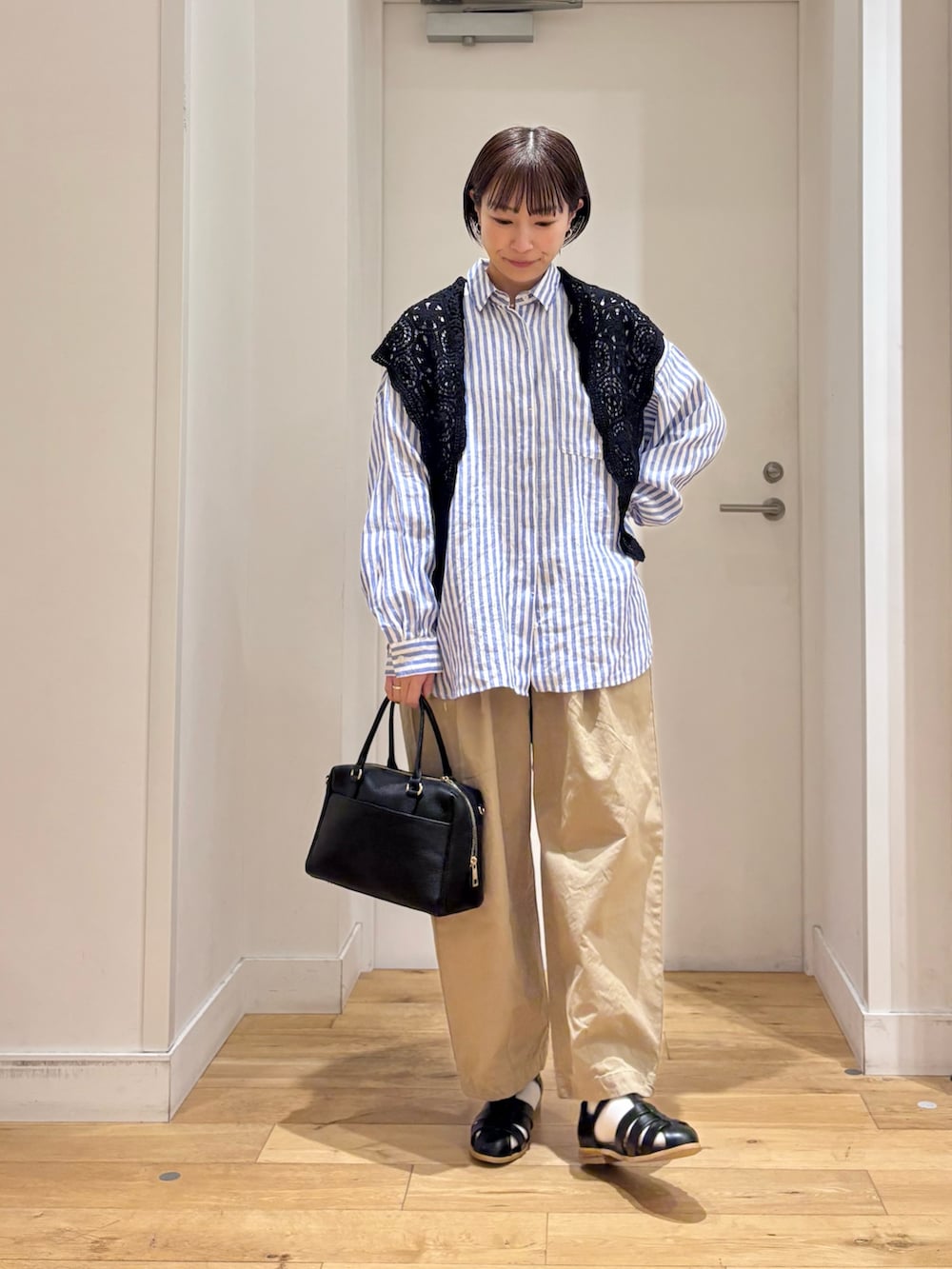 その他のシャツ/ブラウス、ベージュ系のその他パンツ、ブラック系のサンダルを着用したレディースの春コーディネートの4枚目の写真