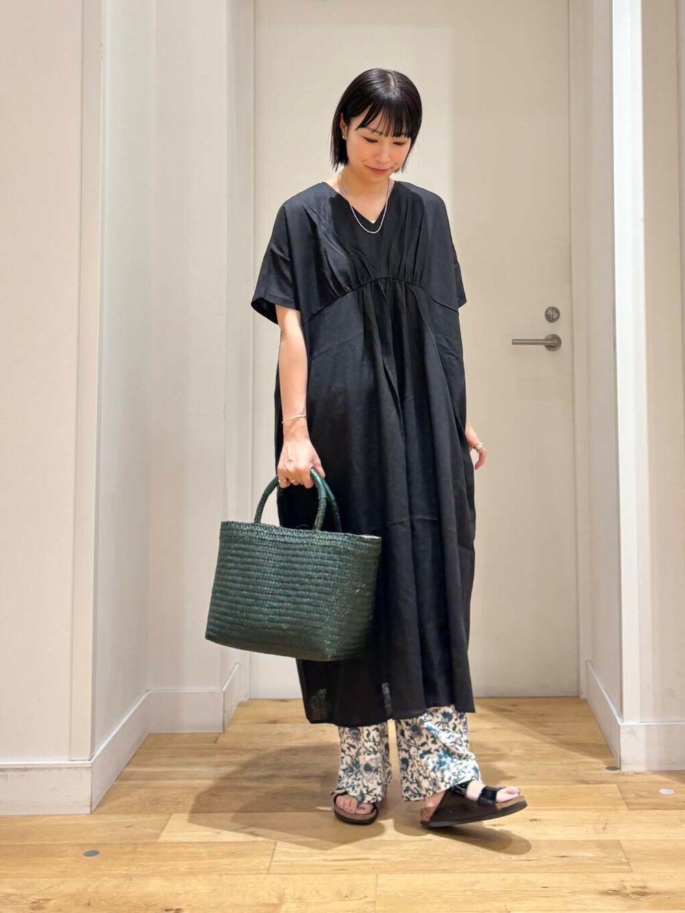 グリーン系のトートバッグ、ブルー系のその他パンツ、ブラック系のワンピースを着用したレディースの夏コーディネートの3枚目の写真