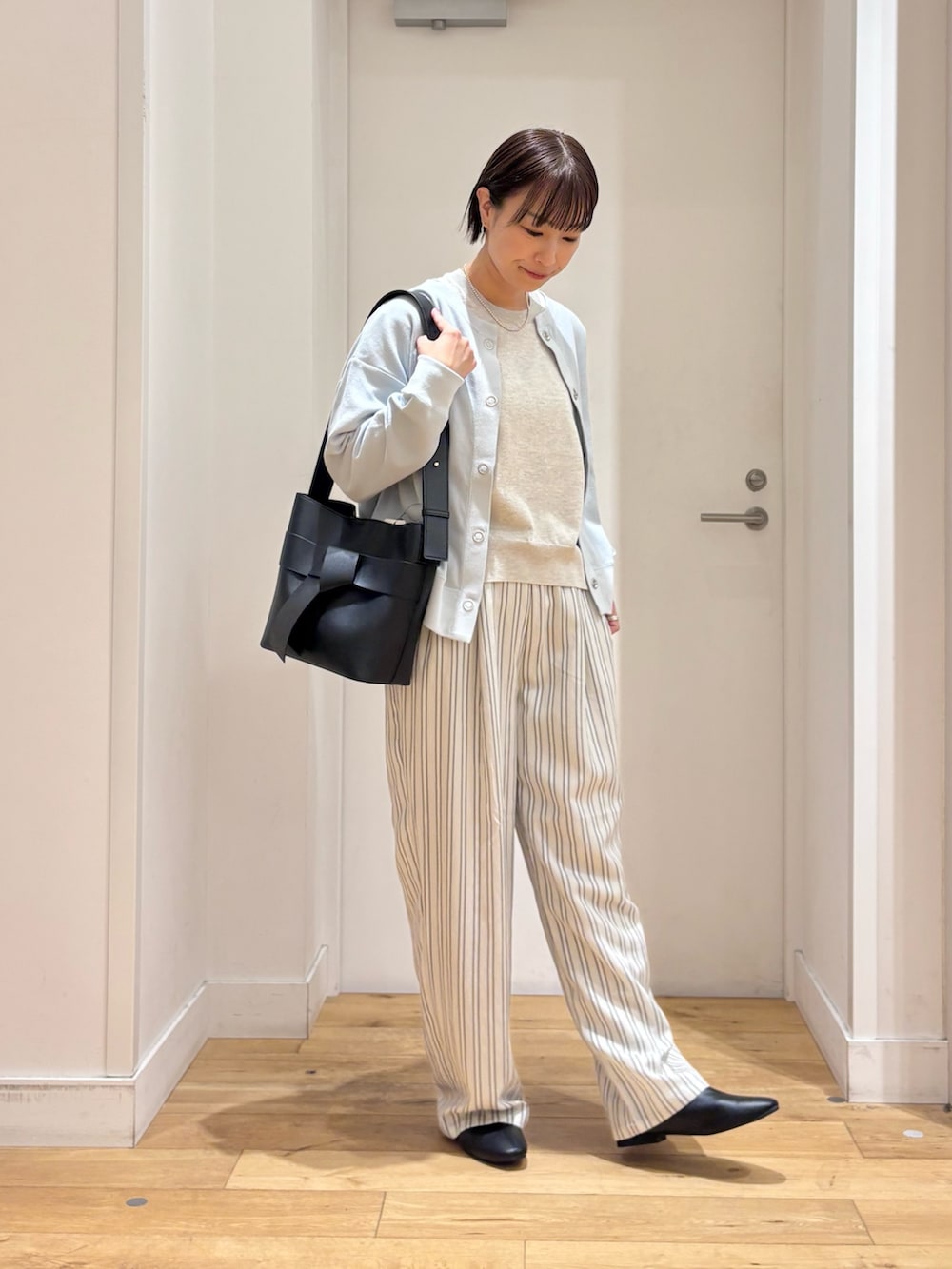 ブルー系のカーディガン/ボレロ、ベージュ系のTシャツ/カットソー、グレー系のその他パンツを着用したレディースの春コーディネートの5枚目の写真