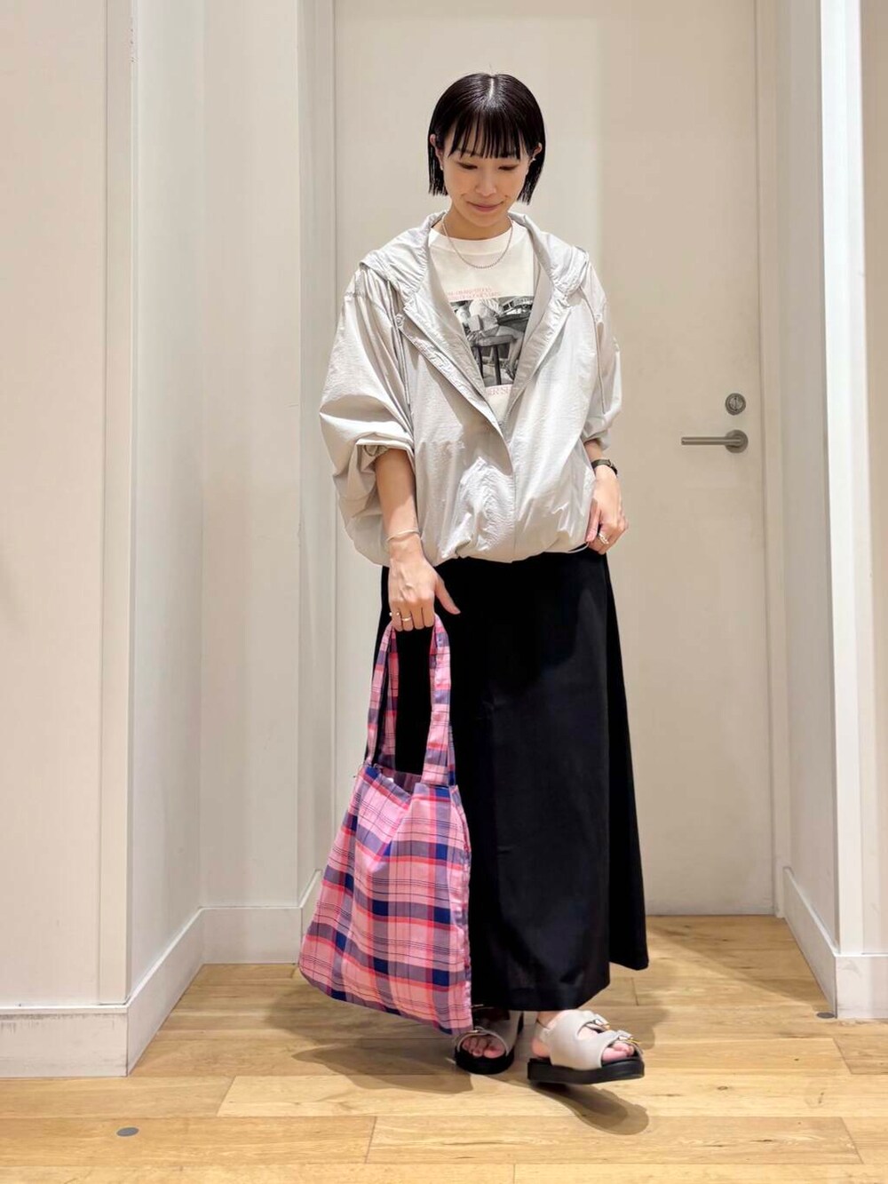 グレー系のマウンテンパーカー、グレー系のサンダル、ホワイト系のTシャツ/カットソーを着用したレディースの夏コーディネートの3枚目の写真