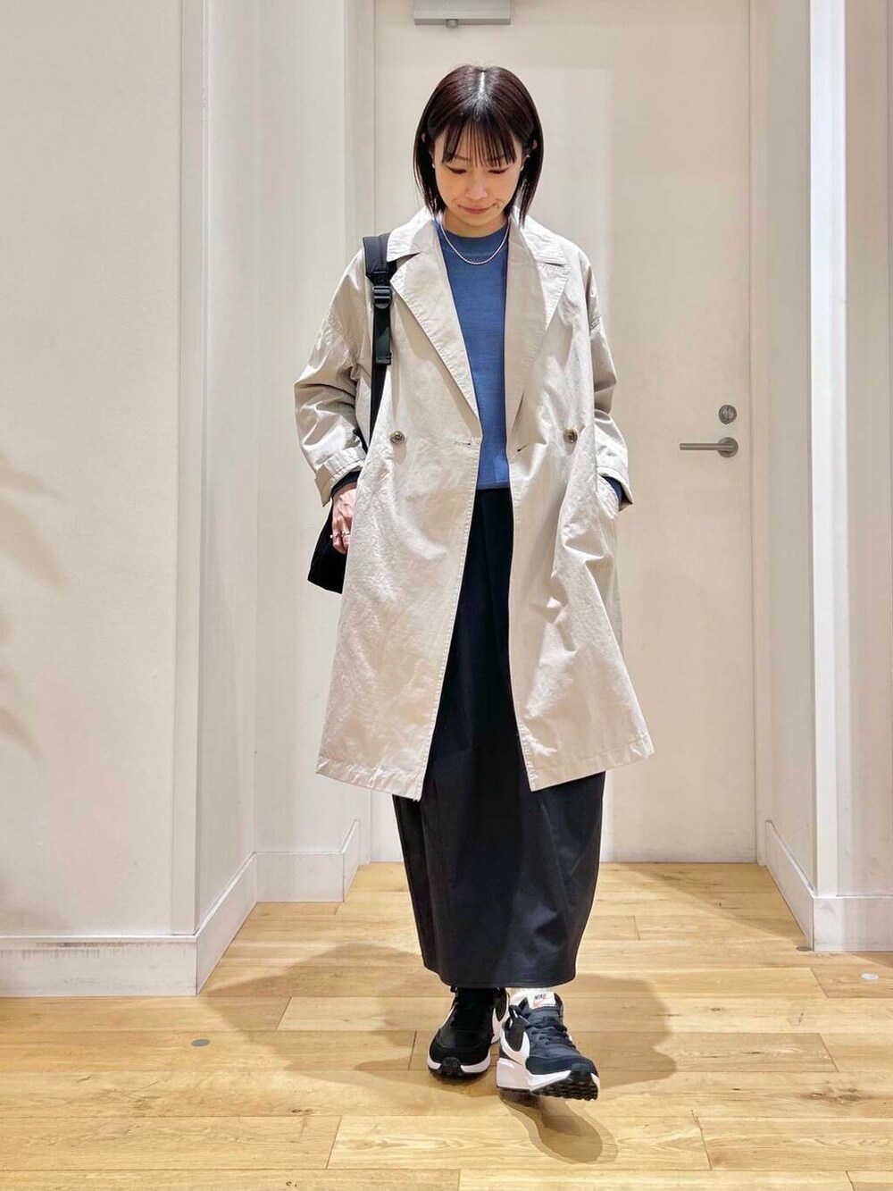 ブルー系のニット/セーター、ブラック系のバックパック/リュック、ベージュ系のその他アウターを着用したレディースの冬コーディネートの3枚目の写真