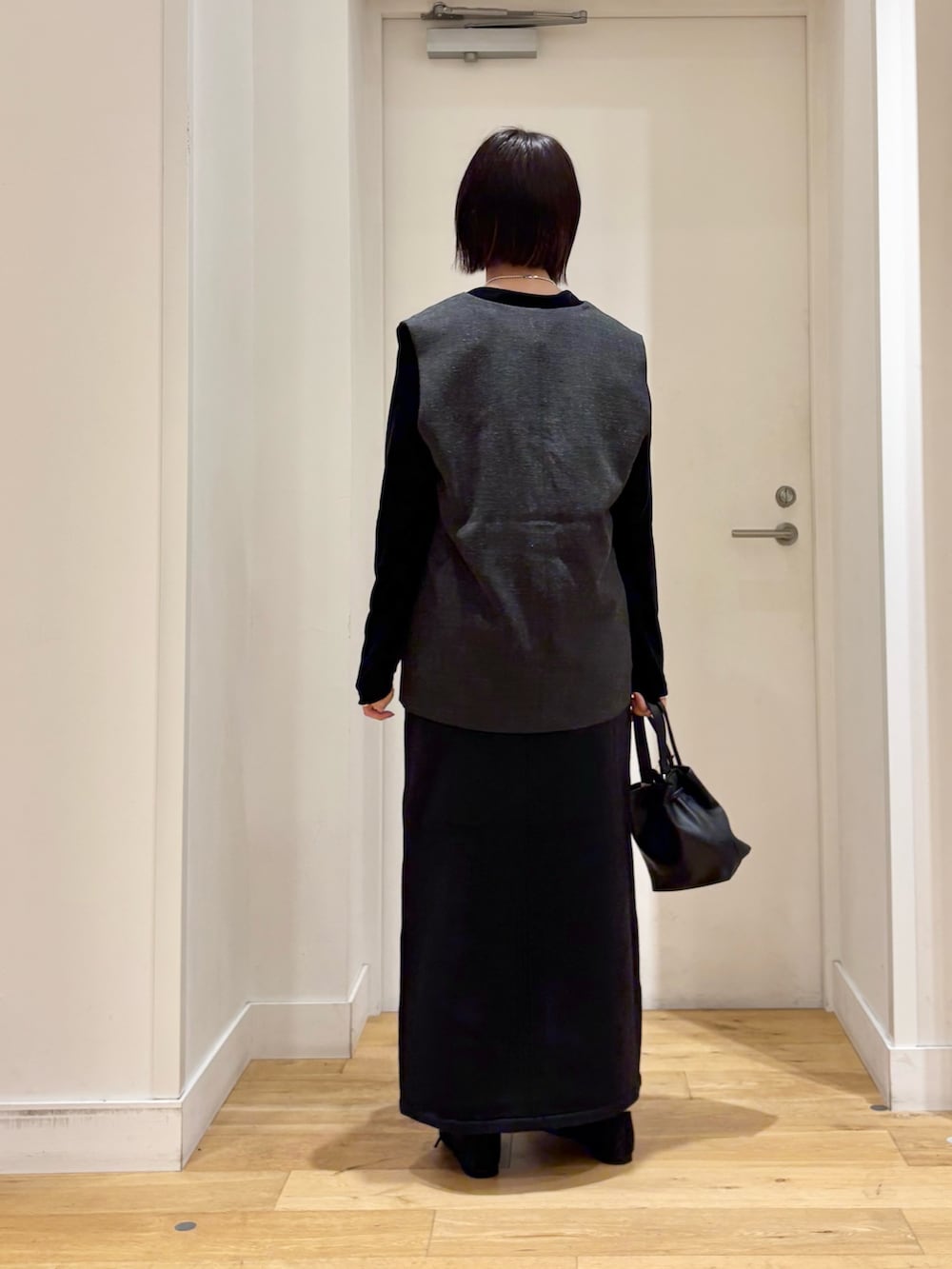 ブラック系のショルダーバッグ、ブラック系のTシャツ/カットソー、ブラック系のその他アウターを着用したレディースの秋コーディネートの6枚目の写真