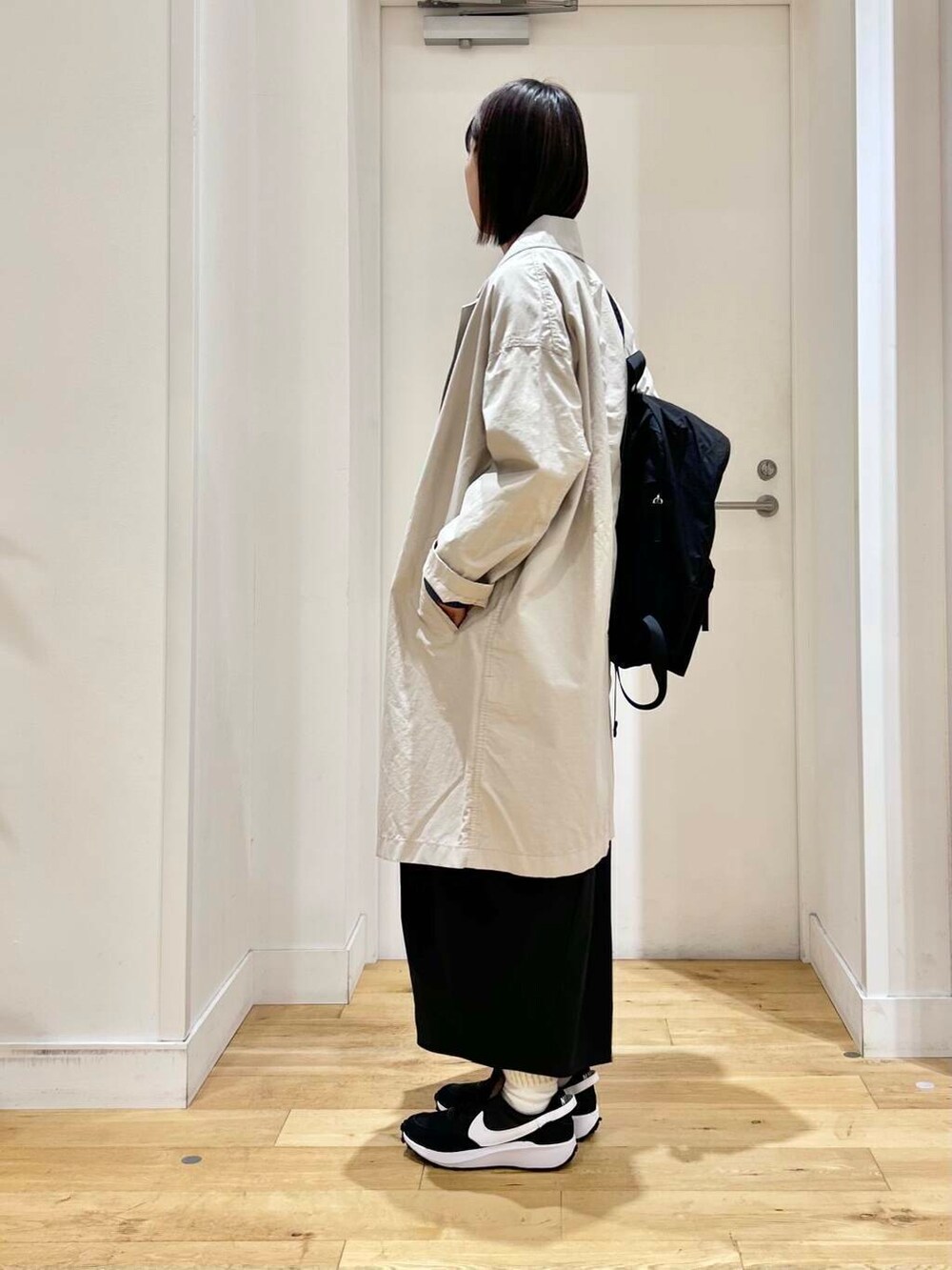 ブルー系のニット/セーター、ブラック系のバックパック/リュック、ベージュ系のその他アウターを着用したレディースの冬コーディネートの6枚目の写真