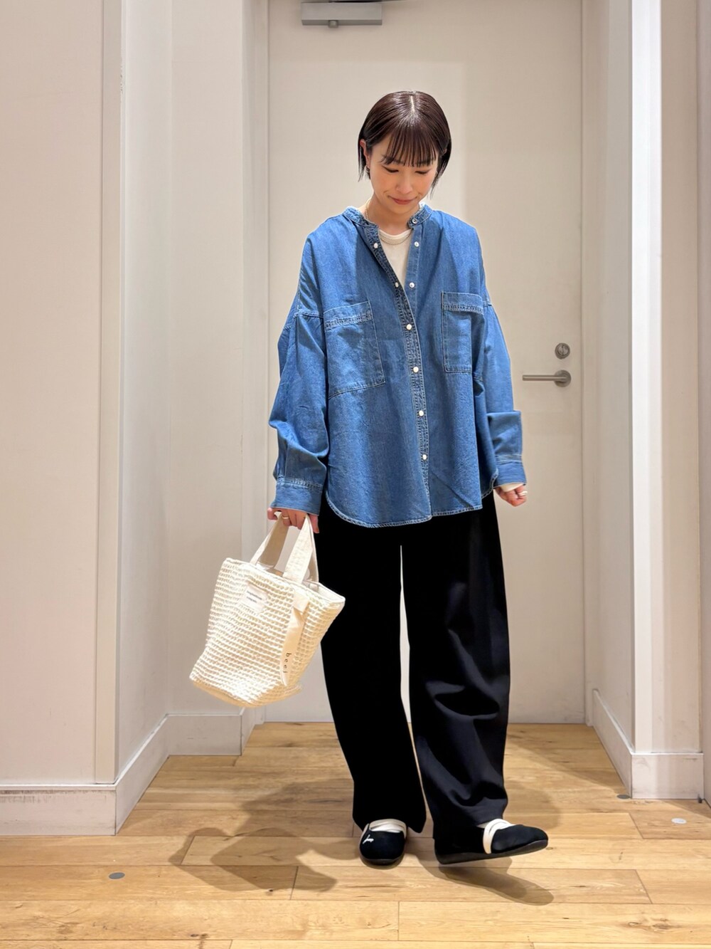 ブラック系のその他パンツ、ブルー系のシャツ/ブラウス、ベージュ系のその他アウターを着用したレディースの春コーディネートの8枚目の写真