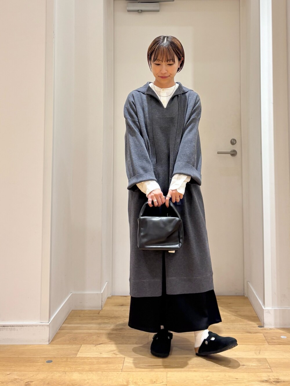 グレー系のワンピース、ホワイト系のシャツ/ブラウス、ブラック系のその他パンツを着用したレディースの秋コーディネートの4枚目の写真