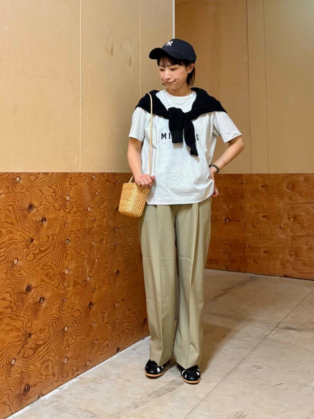 ブラック系のカーディガン/ボレロ、ブラック系のサンダル、ベージュ系のショルダーバッグを着用したレディースの春コーディネートの2枚目の写真