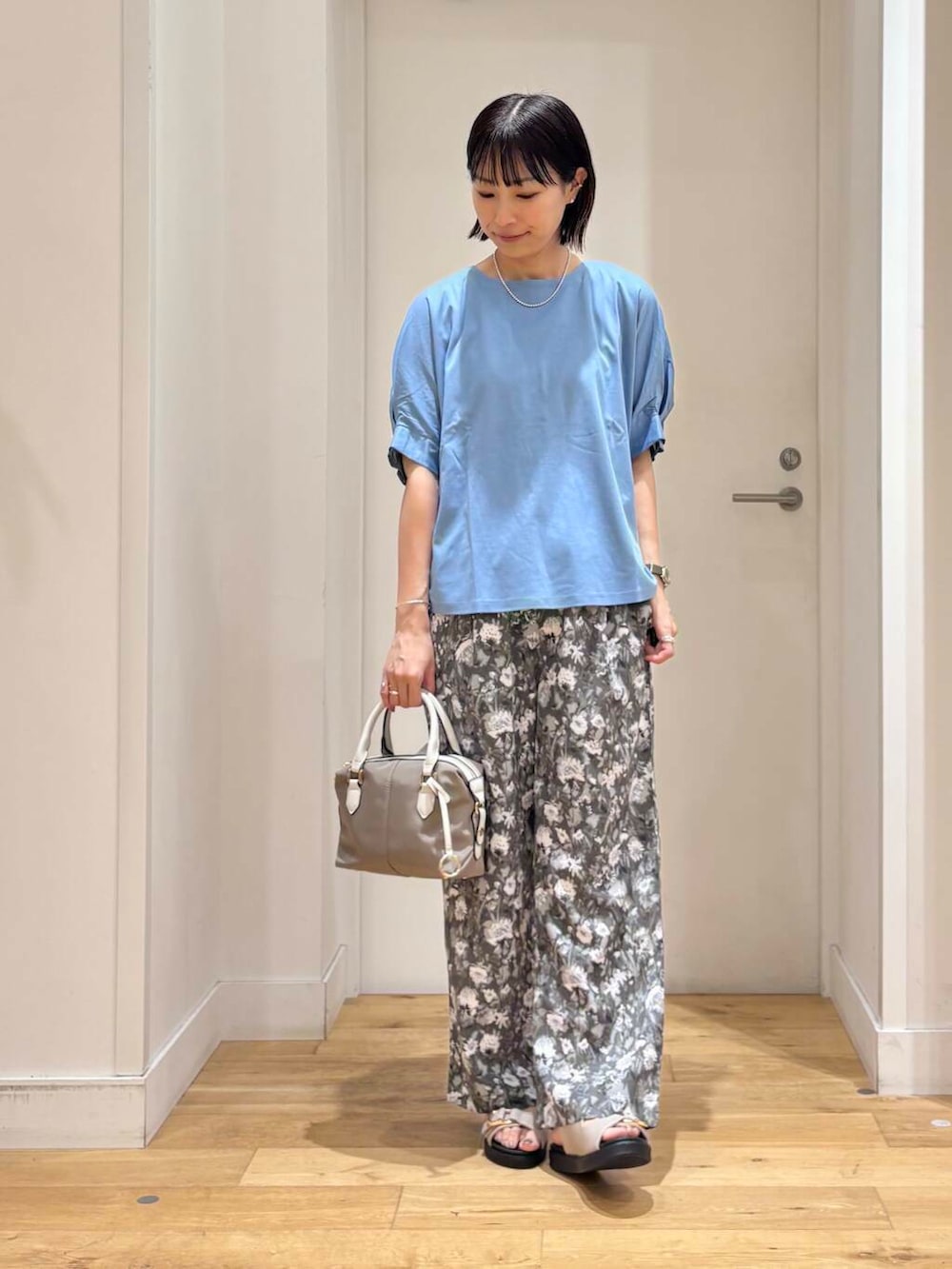 「シンプル、大人カジュアル、カジュアル、Tシャツ、urbanresearchdoors、イージーパンツ、ママコーデ、きれいめカジュアル、カジュアルコーデ、フラワープリント、低身長、アーバンリサーチドアーズ、doors、柄物、ドアーズ」｜「URBAN RESEARCH DOORSの『イージーケア』フラワープリントイージーパンツ（その他パンツ、グレー系）」を使った、imari さん（レディース・156cm）の夏コーディネートの3枚目の写真