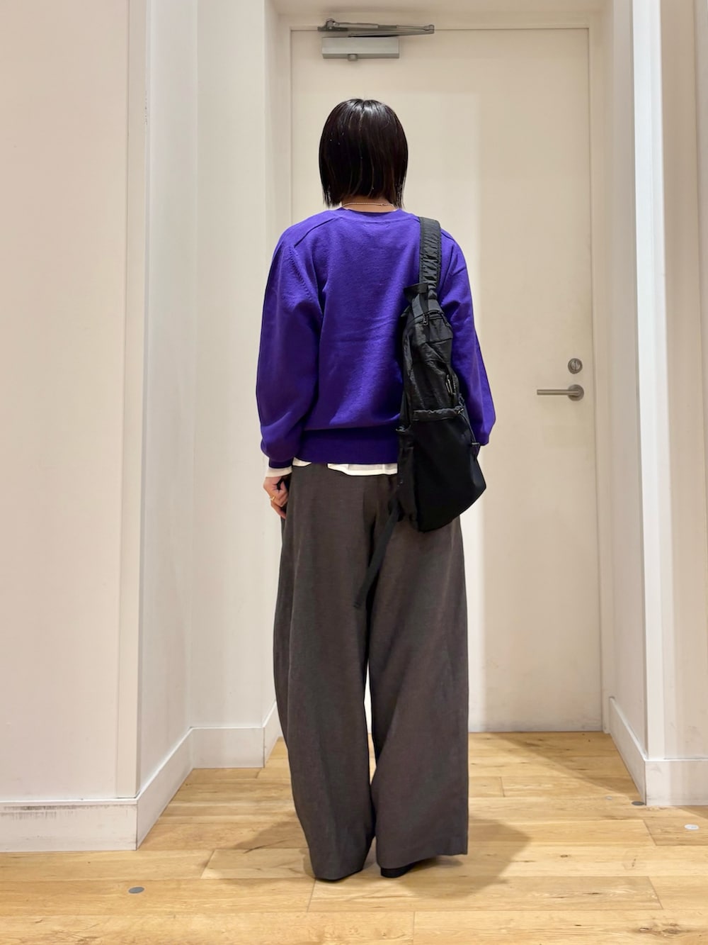 パープル系のニット/セーター、グリーン系のその他パンツ、ブラック系のパンプスを着用したレディースの秋コーディネートの7枚目の写真