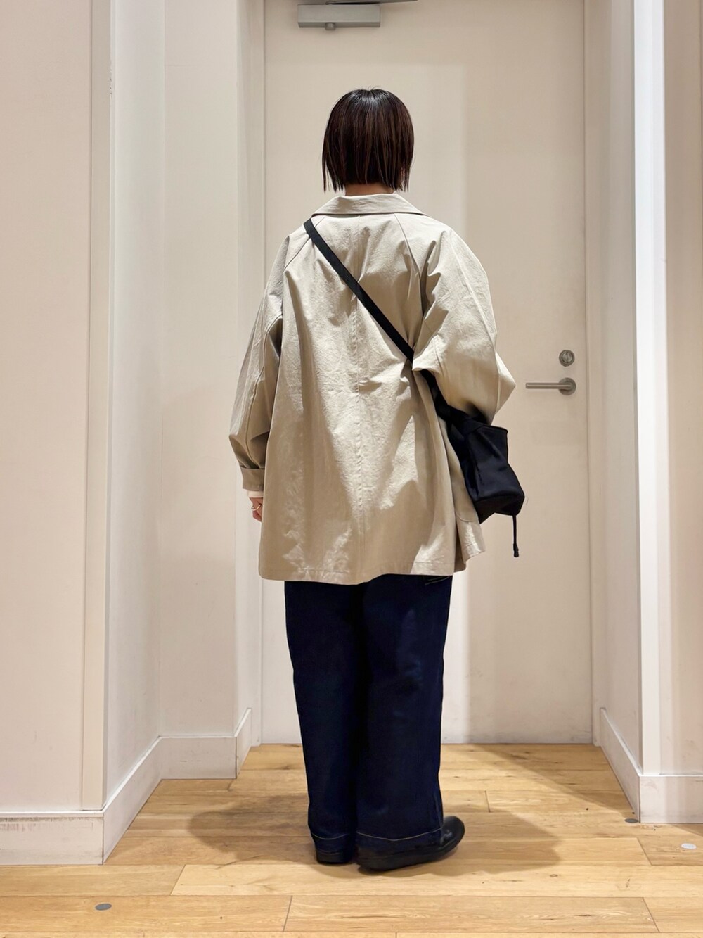 ベージュ系のその他アウター、ピンク系のTシャツ/カットソー、ブルー系のデニムパンツを着用したレディースの冬コーディネートの5枚目の写真