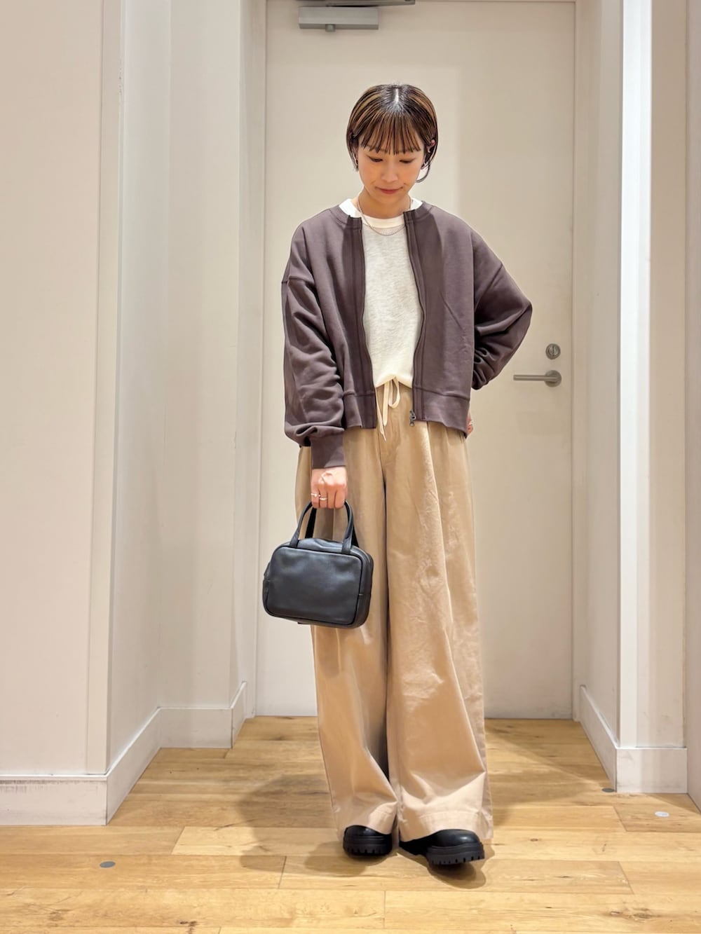 ベージュ系のその他パンツ、ホワイト系のTシャツ/カットソー、ブラウン系のカーディガン/ボレロを着用したレディースの秋コーディネートの3枚目の写真