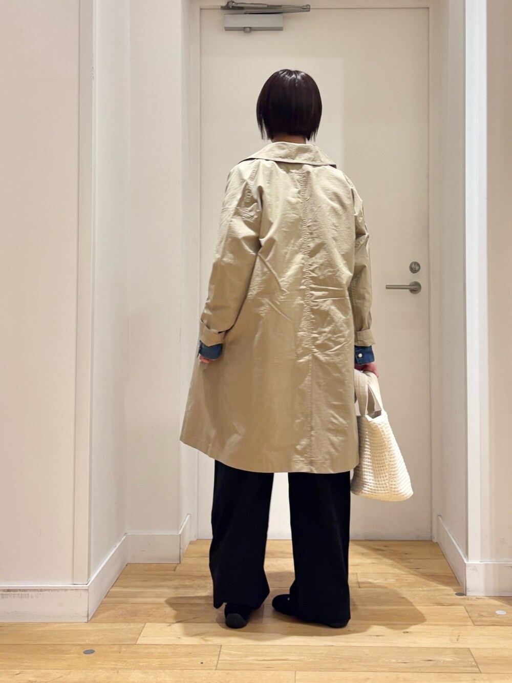ブラック系のその他パンツ、ブルー系のシャツ/ブラウス、ベージュ系のその他アウターを着用したレディースの春コーディネートの5枚目の写真