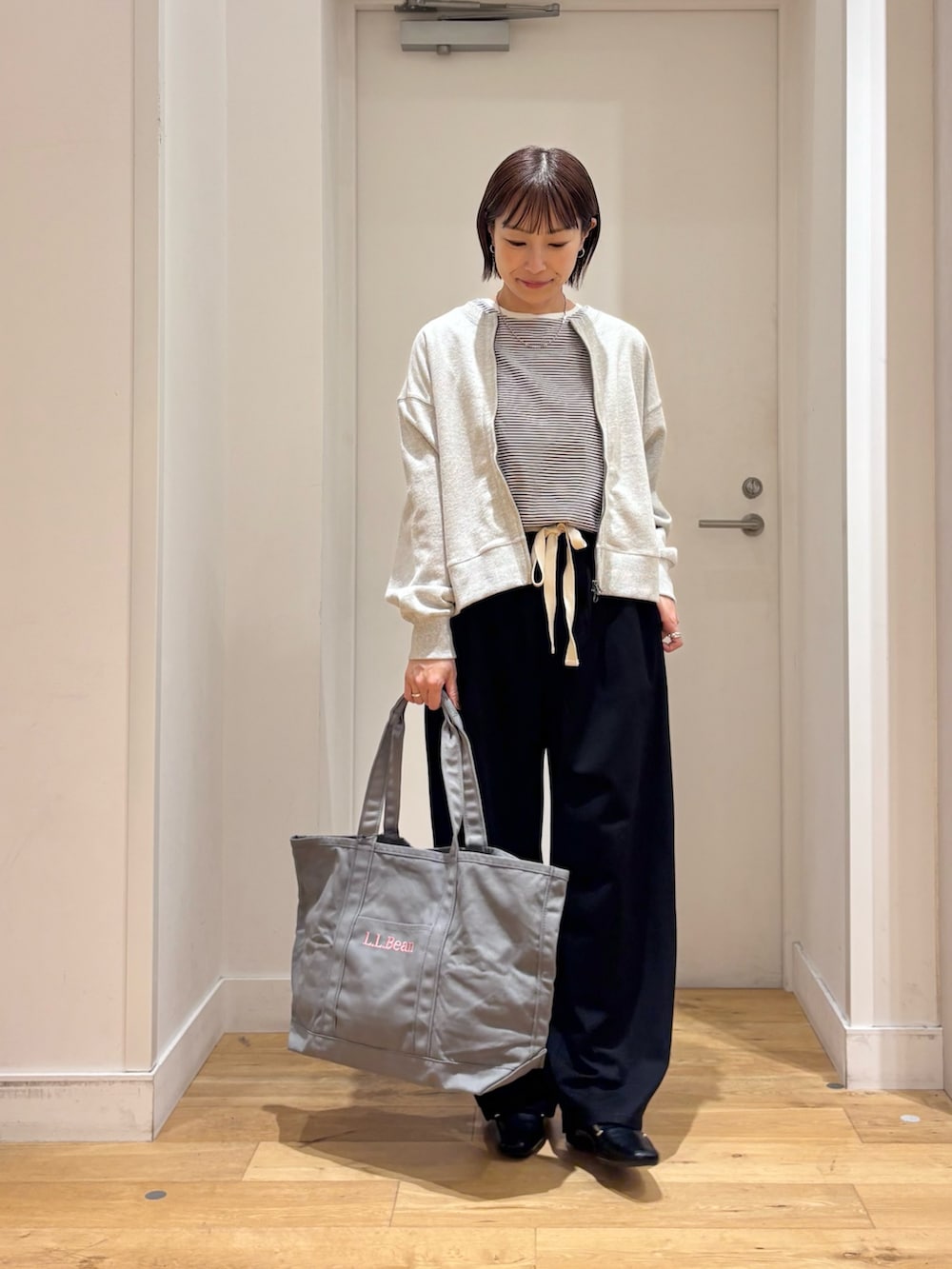 ホワイト系のTシャツ/カットソー、グレー系のカーディガン/ボレロ、ブラック系のその他パンツを着用したレディースの秋コーディネートの3枚目の写真