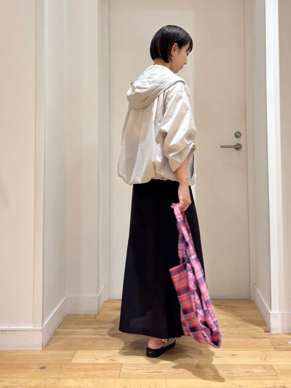グレー系のマウンテンパーカー、グレー系のサンダル、ホワイト系のTシャツ/カットソーを着用したレディースの夏コーディネートの4枚目の写真