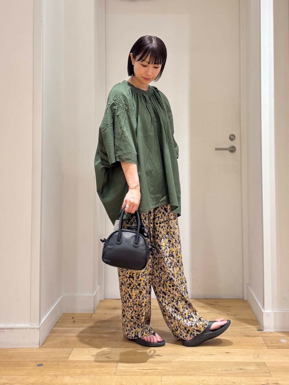 ブラック系のサンダル、グリーン系のシャツ/ブラウス、ベージュ系のその他パンツを着用したレディースの夏コーディネートの3枚目の写真