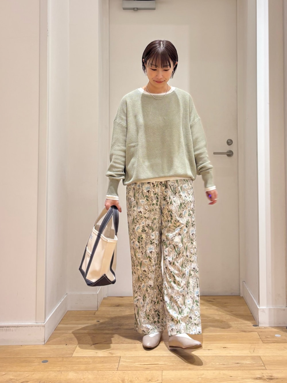 ベージュ系のマウンテンパーカー、グリーン系のニット/セーター、グレー系のパンプスを着用したレディースの春コーディネートの8枚目の写真