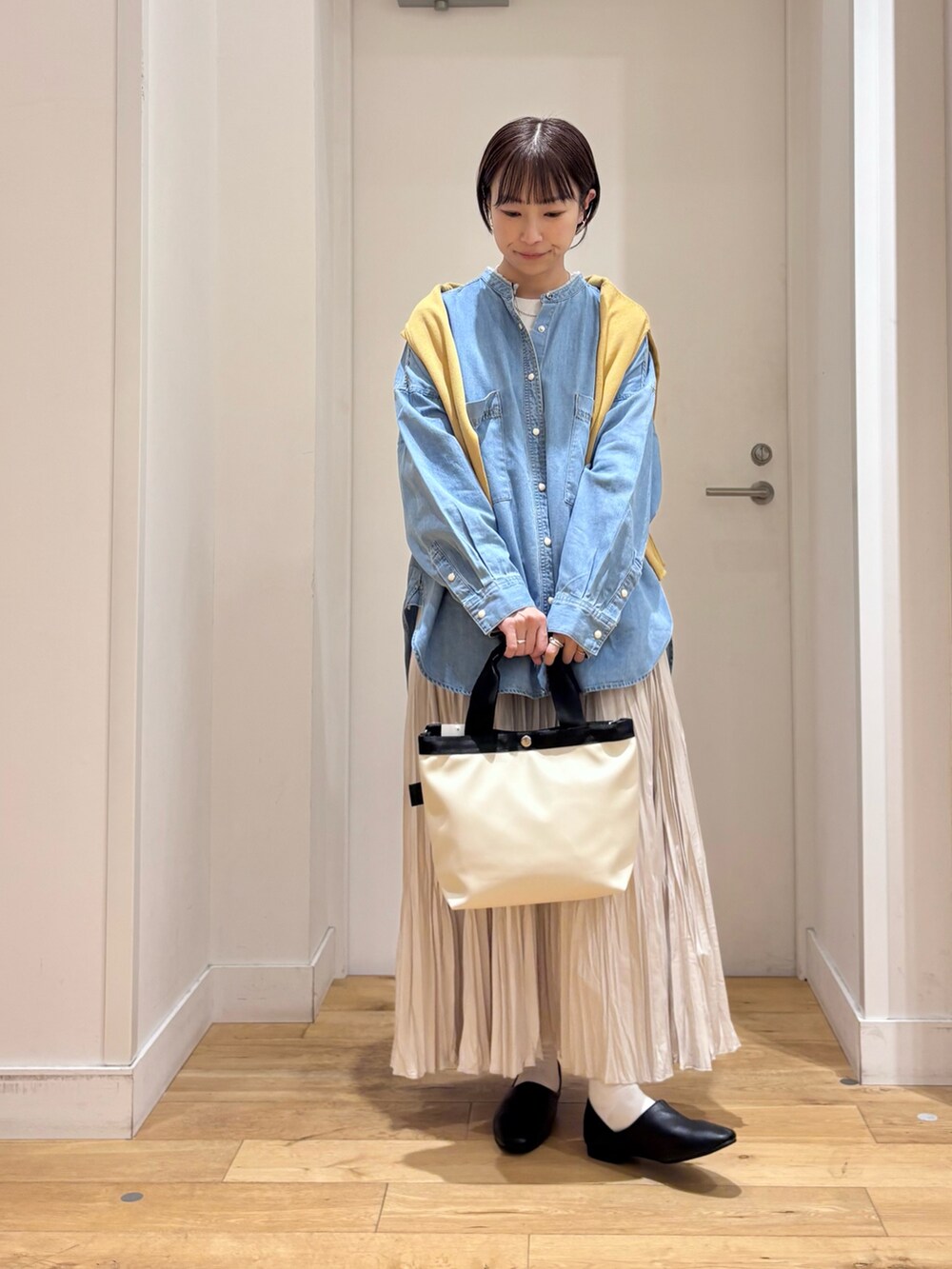 ブルー系のシャツ/ブラウス、ホワイト系のスカート、ブラック系のその他シューズを着用したレディースの冬コーディネートの3枚目の写真